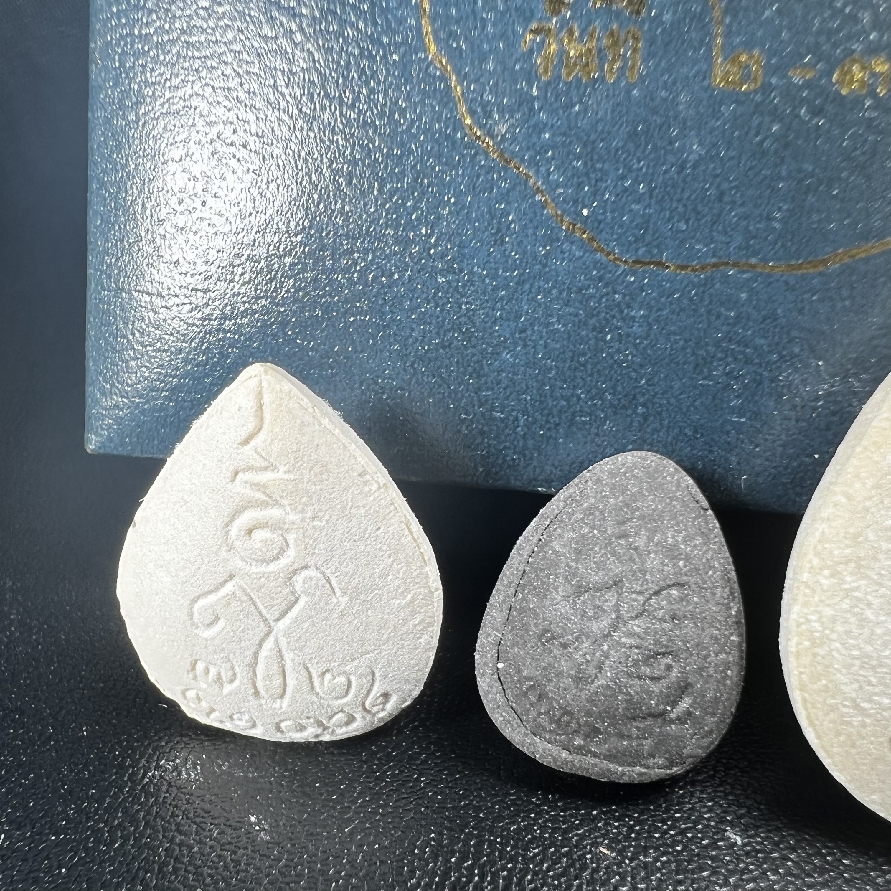 พระปิดตา รุ่นแรก ชุดกรรมการ ชุดมงคลการบำเพ็ญกุศลอายุครบ 6 รอบ(72 พรรษา) สมเด็จพระญาณสังวร วัดบวรนิเวศวิหาร วันที่ 2-3 ตุลาคม 2528 (1ชุดประกอบด้วยพระเนื้อผง 4 รายการ)ชุดกรรมการพร้อมกล่องบรรจุเดิมครบสมบูรณ์(หายาก)