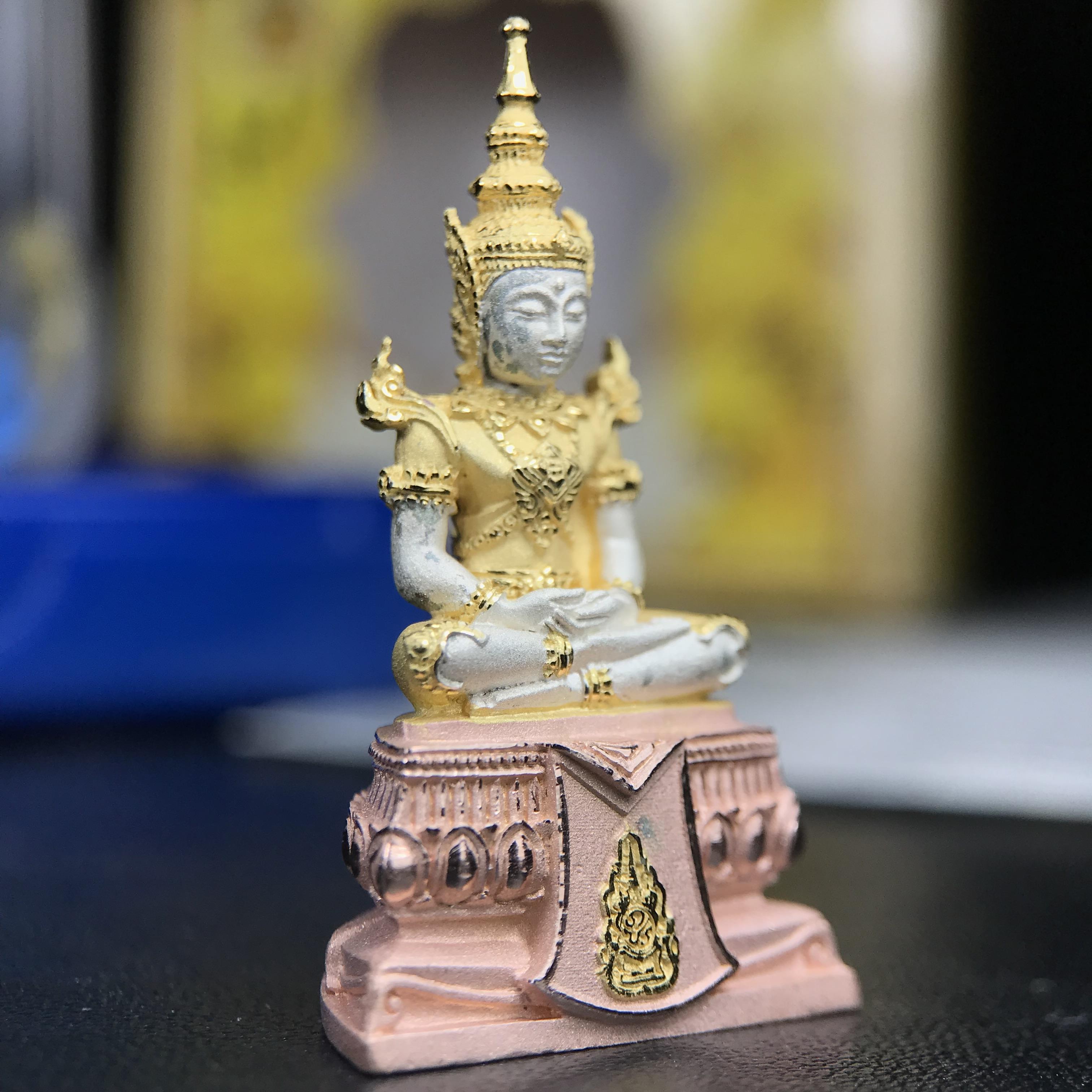 พระแก้วมรกต ทรงเครื่องฤดูร้อน พระราชทานประดิษฐานตราสัญลักษณ์ฉลองสิริราชสมบัติ ครบ 60 ปี ในหลวงรัชกาลที่ 9 พ.ศ.2549 เนื้อเงินสามกษัตริย์ลอยองค์พิมพ์ใหญ่ สูง 3.6 ซม. ขนาดหน้าตัก 1/2 นิ้ว (พิธีใหญ่มหาพุทธาภิเษก ณ พระอุโบสถวัดพระแก้ว เกจิอาจารย์ 108 รูป )