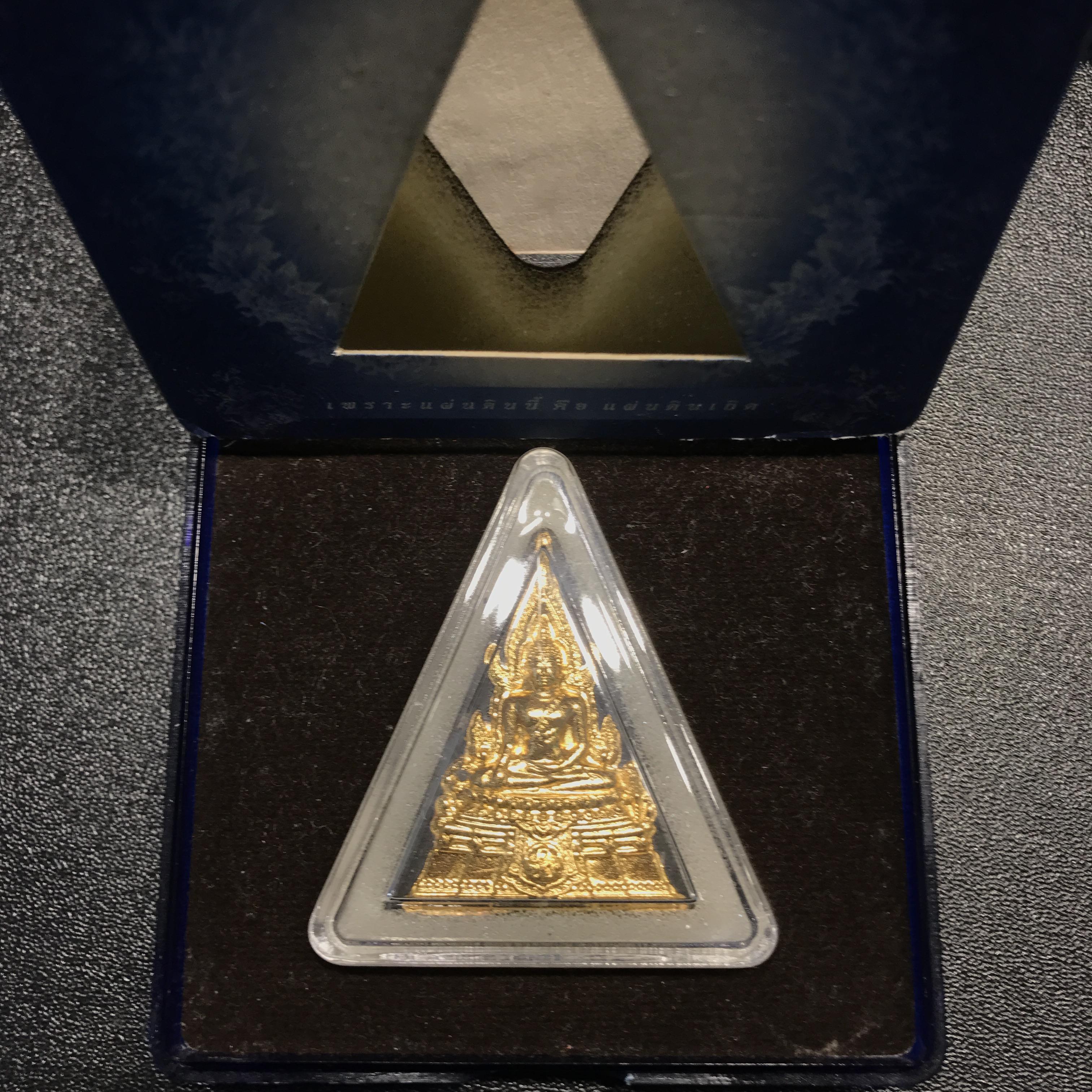 พระพุทธชินราช ภปรโครงการ เพราะแผ่นดินนี้คือแผ่นดินเกิด เนื้อผง ด้านหน้าปิดทอง หลัง ภ.ป.ร. ทองแดง ปี2551 มวลสารเส้นพระเจ้า (เส้นผม) ของพระบาทสมเด็จพระเจ้าอยู่หัวรัชกาลที่9