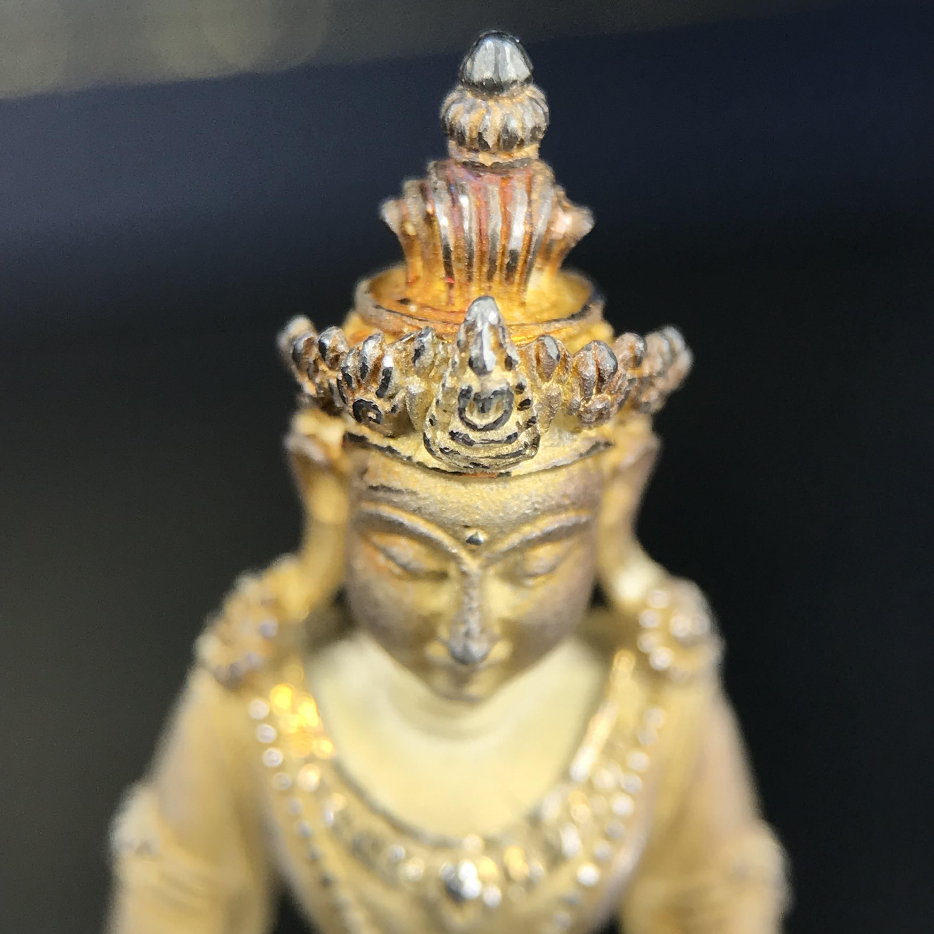 พระกริ่งอวโลกิเตศวร ( เจ้าแม่กวนอิม ) วัดโพธิ์แมนคุณาราม รุ่นอุดมโภคทรัพย์ พ.ศ.2539 เนื้อเงินพ่นทราย(ผิวเดิม ขึ้นสีรุ้งธรรมชาติ แบบนิยม เสน่ห์ของพระเนื้อเงิน) (พร้อมกล่องบรรจุการ์ดใบรับรองเดิมครบ)(อีกหนึ่งรุ่นยอดนิยม พุทธศิลป์สวยงดงาม)หายาก 1 ใน 5000 องค์