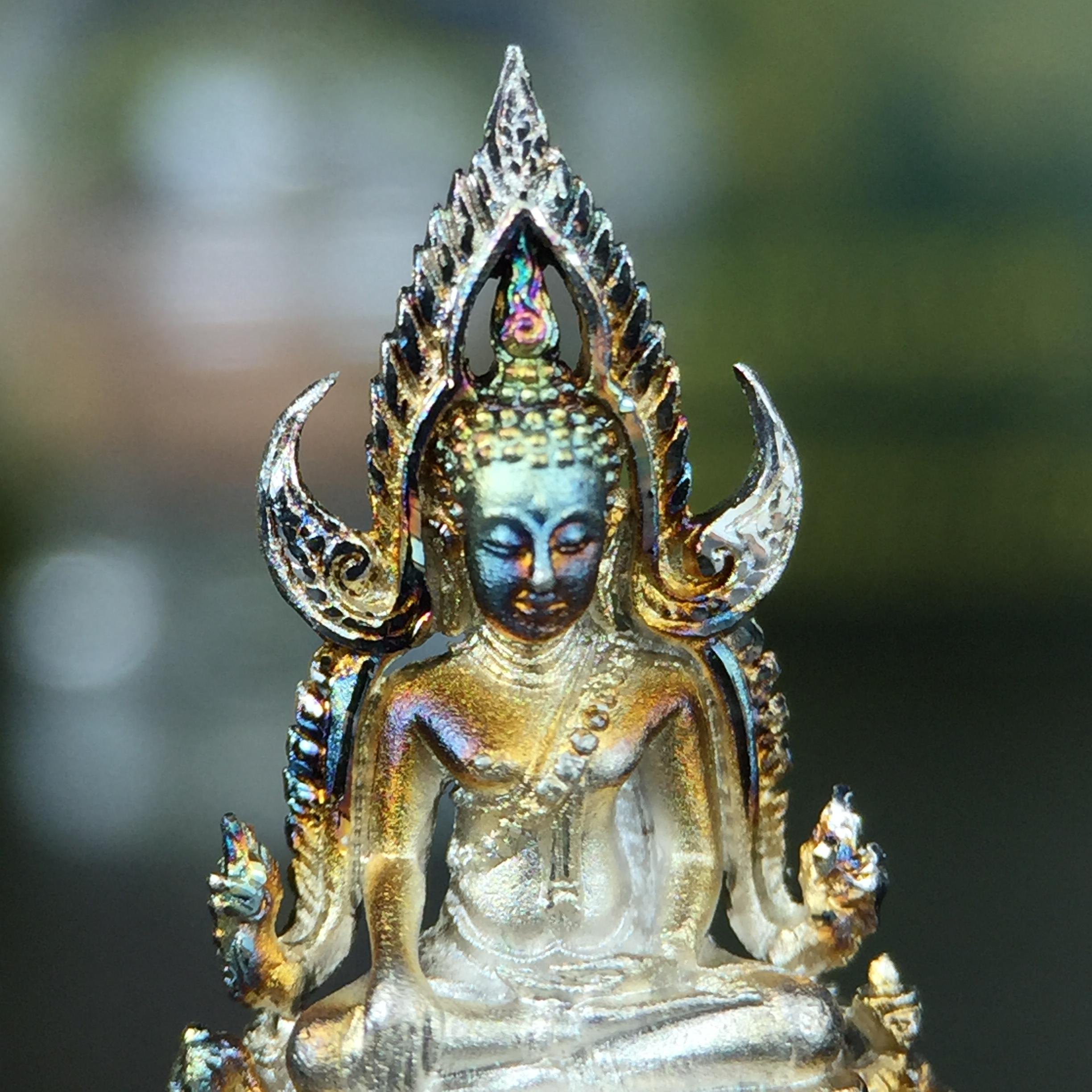 พระพุทธชินราช(จำลอง) ภปร. 84 พรรษา เนื้อเงินชุบทองคำขาว พิมพ์เล็กขนาดหน้าตัก 1/4 นิ้ว (สภาพผิวเดิมสวย ขึ้นสีรุ้งธรรมชาติ แบบนิยม)(พระราชทานมวลสาร จิตรลดาและเส้นพระเจ้า(เส้นผม))