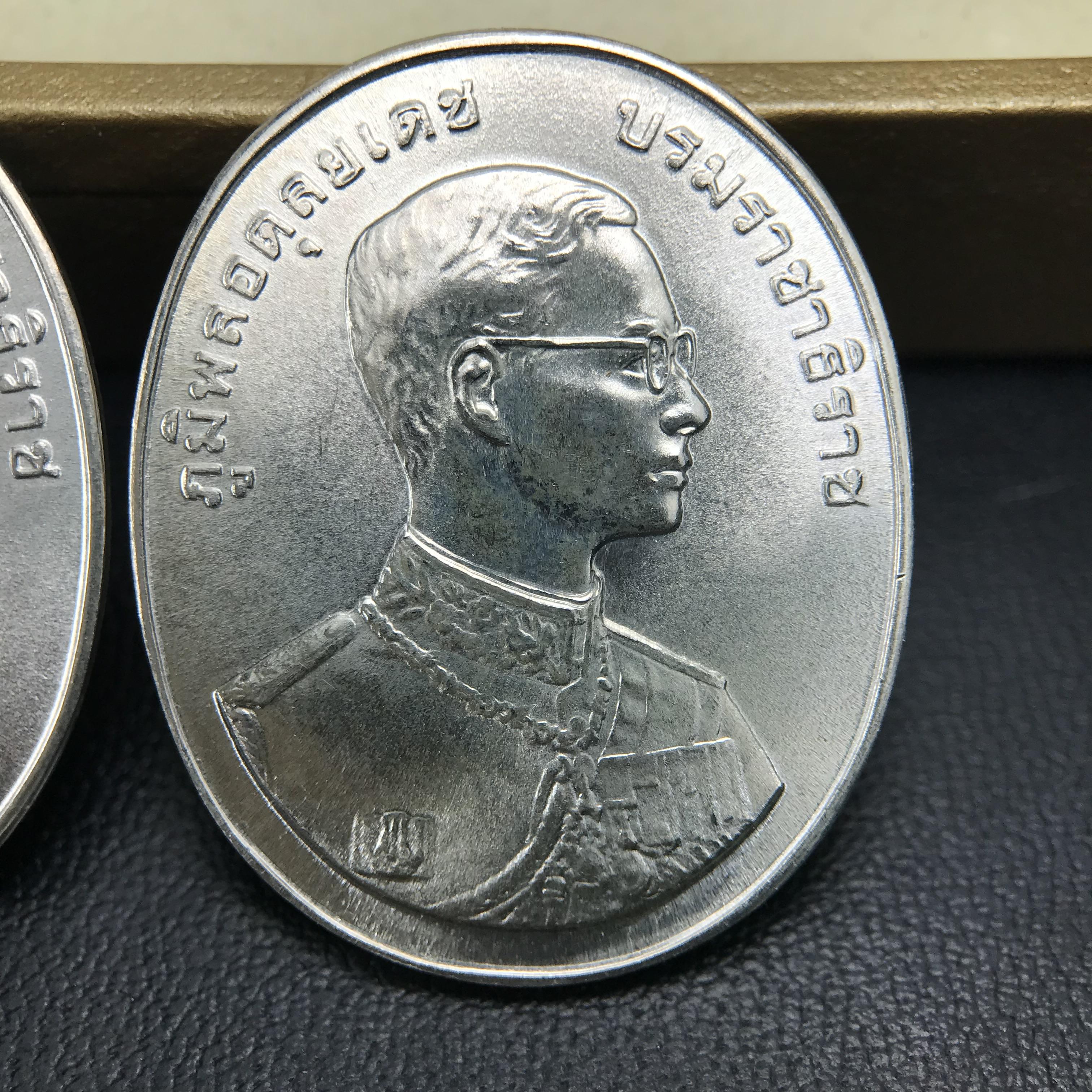 ชุดเหรียญพระพุทธปัญจภาคี ปี 2539 ครบชุด 5 เหรียญ พิมพ์ใหญ่ขนาดสูง 3 ซม. เนื้อเงิน โค๊ต ง.(เงิน) บล็อกกษาปณ์ พร้อมกล่องบรรจุซีนซองเดิมครบสภาพสวย เนื่องในมหามงคลวโรกาสที่ในหลวงรัชกาลที่ 9 ทรงครองสิริราชสมบัติครบ 50ปี พิธีใหญ่ ณ พระอุโบสถวัดพระแก้ว