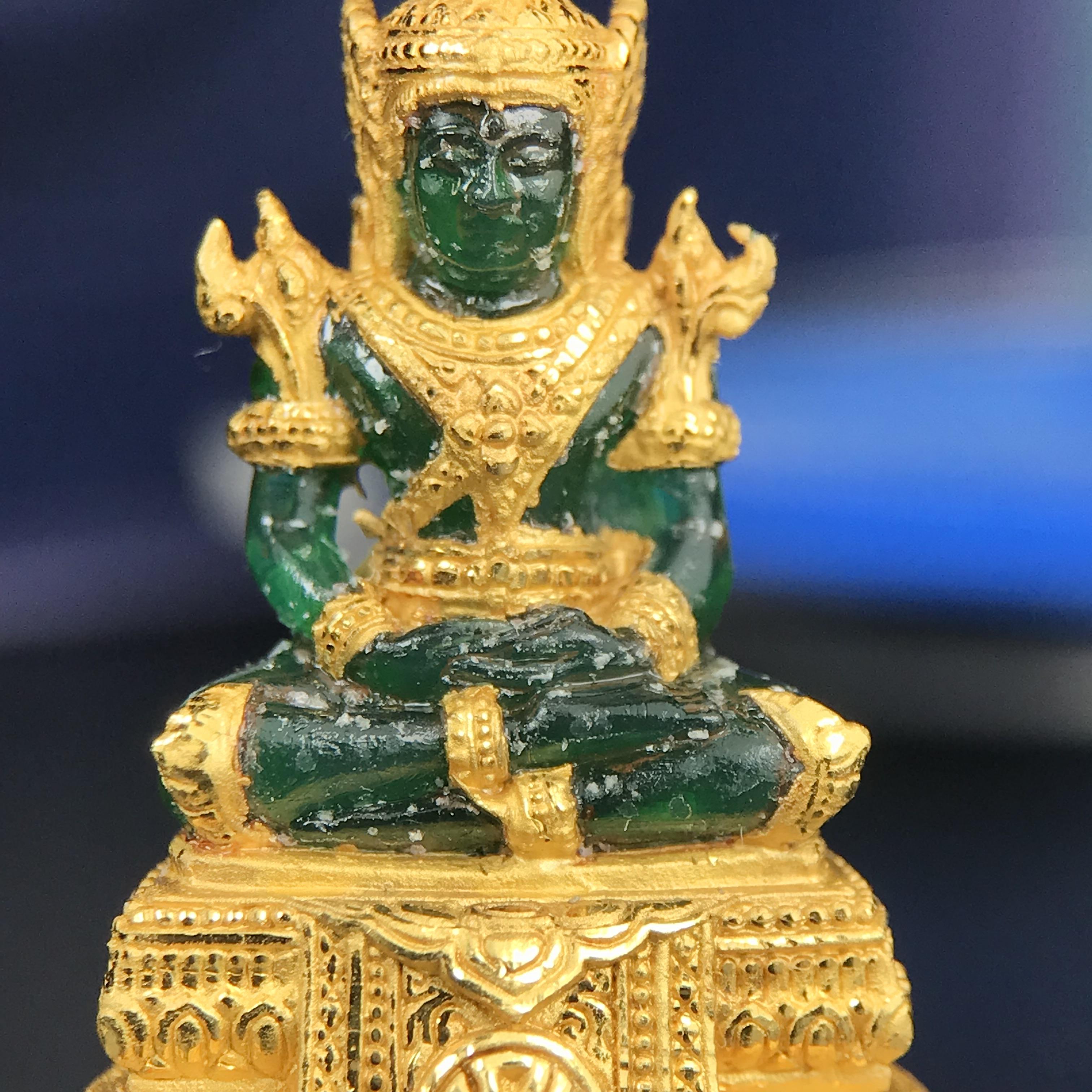 พระแก้วมรกต ภปร. จัดสร้างโดย รพ.ภูมิพลฯ ปี2547 ลอยองค์ขนาดหน้าตัก 1/2 นิ้ว เนื้อเรซิ่นหุ้มทองคำ99.99 งดงามทรงคุณค่าอีกหนึ่งรุ่นยอดนิยม หายาก