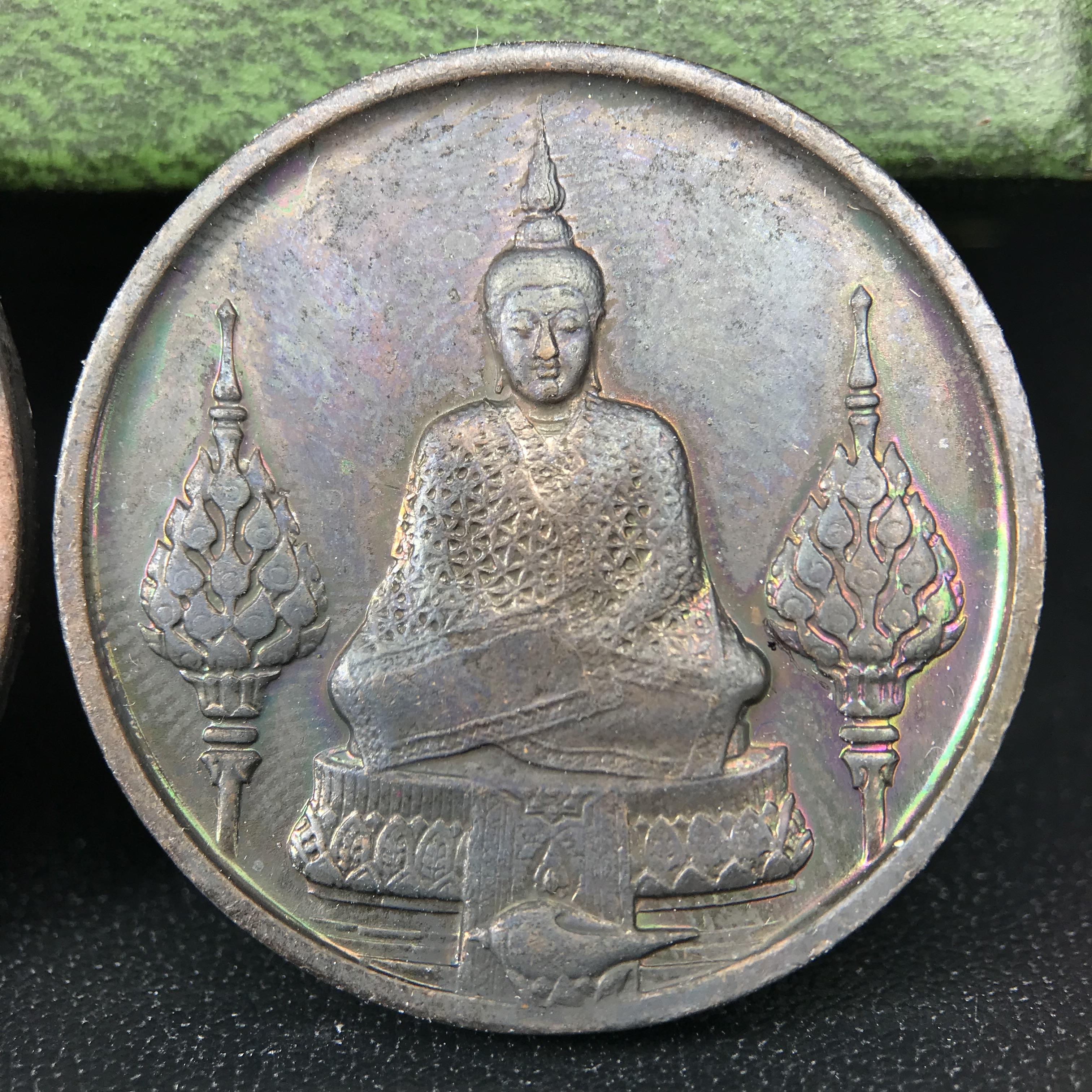 เหรียญพระแก้วมรกตหลัง ภปร. ฉลองกรุงรัตนโกสินทร์ครบ 200 ปี พ.ศ.2525 เนื้อทองแดงกล่องบรรจุเดิมครบ3พิมพ์(บล็อกพระราชศรัธา)(ในหลวงรัชกาลที่9 เสด็จในพิธี)พระคู่บ้านคู่เมือง...พระดี...พิธีใหญ่