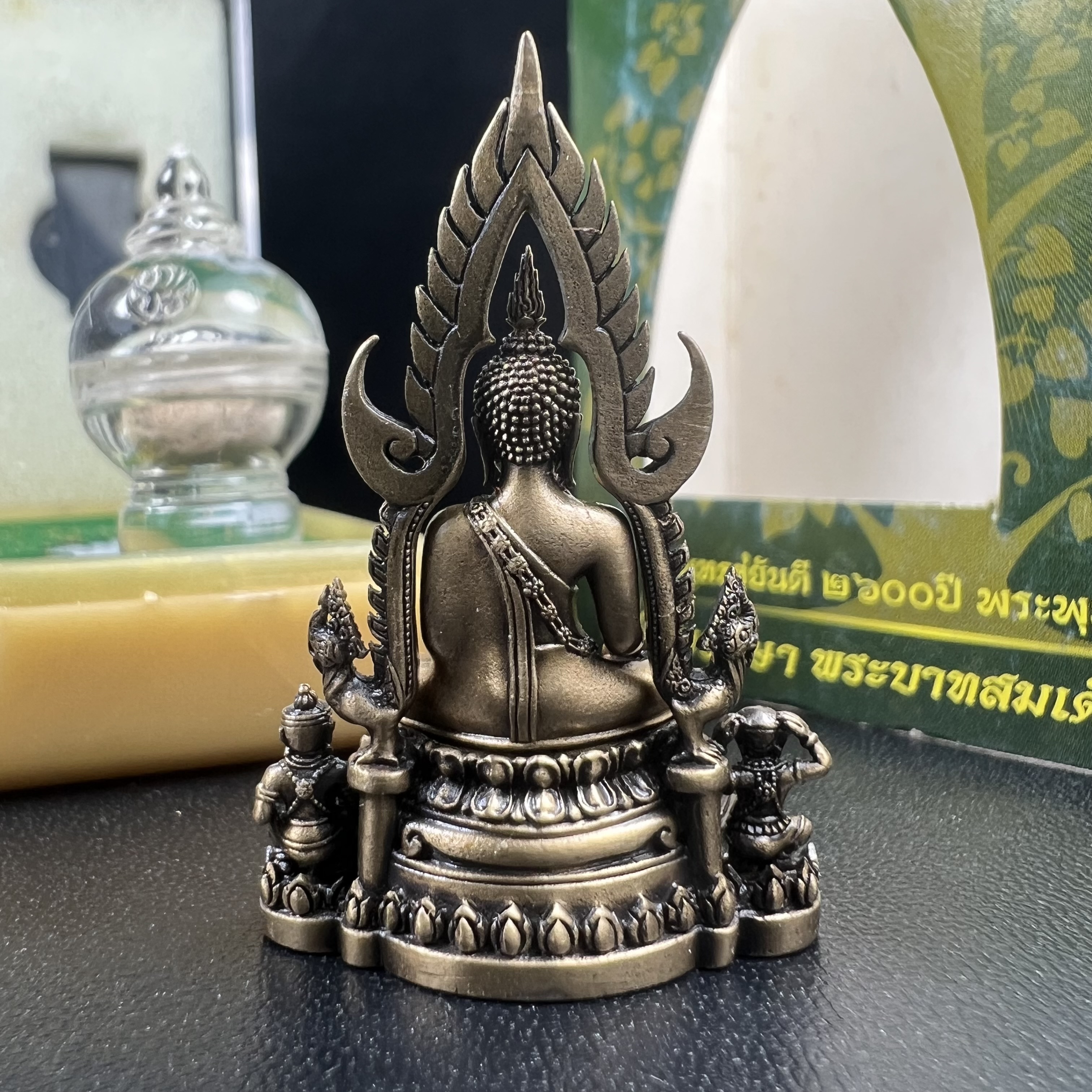 พระพุทธชินราช(จำลอง) ภปร. 84 พรรษา ปี 2554 เนื้อบรอนซ์รมดำซาติน พิมพ์กลางขนาดหน้าตัก 1/2 นิ้ว(พระราชทานมวลสาร จิตรลดาและเส้นพระเจ้า(เส้นผม)รัชกาลที่9)พุทธศิลป์ทรงคุณค่าอีกหนึ่งรุ่นยอดนิยม