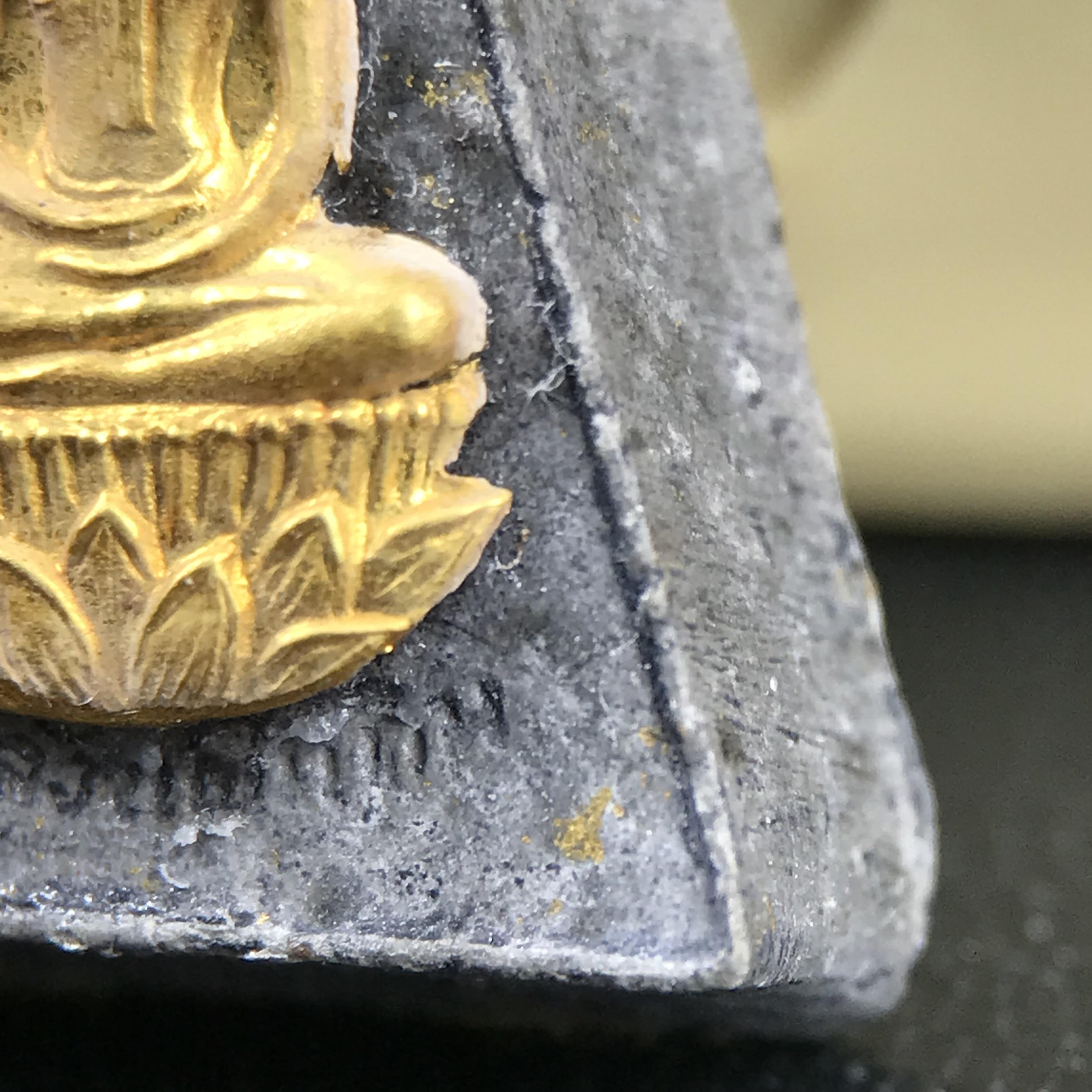 พระกำลังแผ่นดิน พระราชทาน วัดบวรนิเวศวิหาร ปี 2539 พิมพ์เล็กหน้ากากทองคำ (ในหลวง รัชกาลที่ 9 พระราชทานมวลสารจิตรลดา)นิยมหายาก