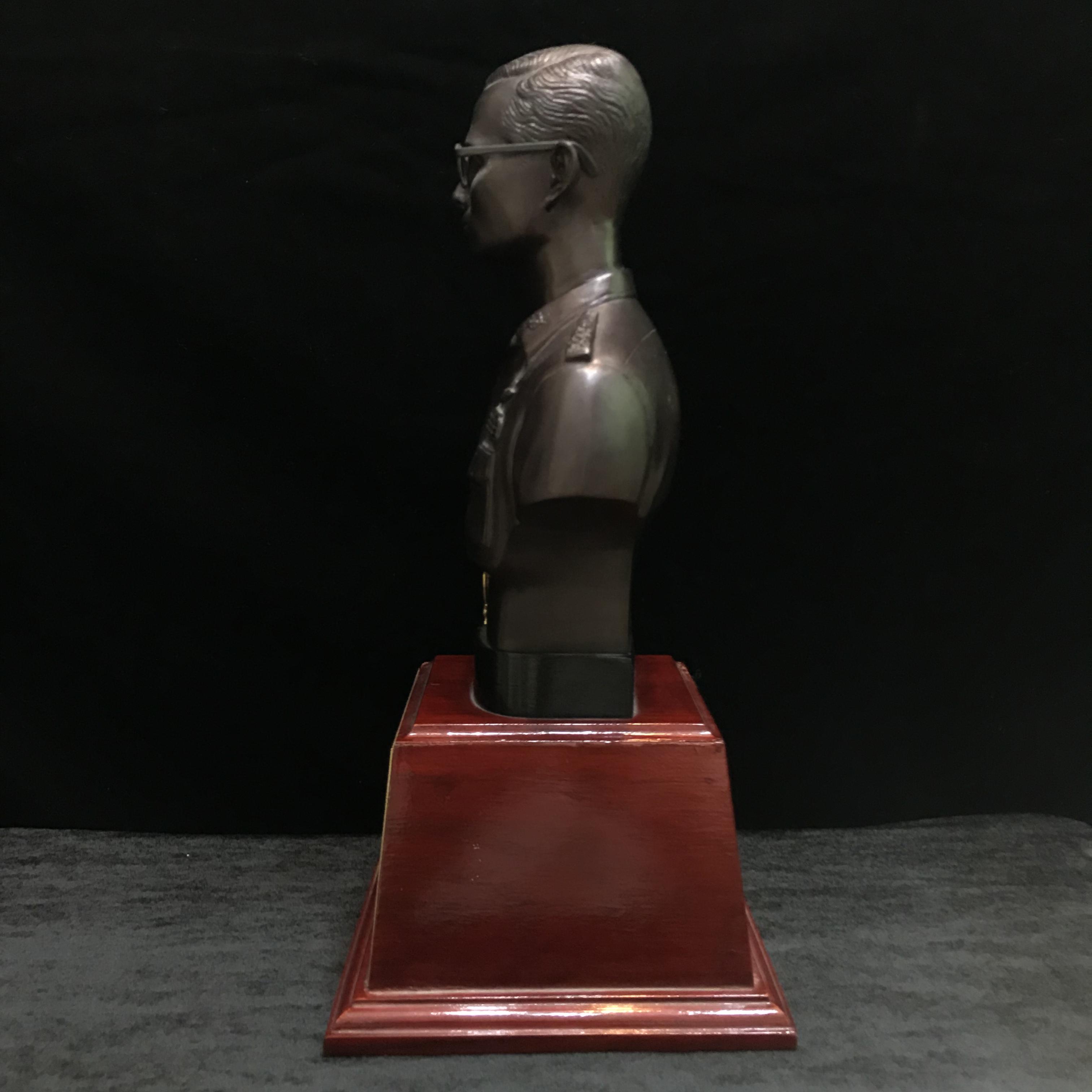 พระบรมรูปหล่อในหลวงรัชกาลที่ 9 กรมราชองครักษ์ รุ่น2 ปี2539 เป็นแบบฐานสูง(เดิมจากผู้จัดสร้าง)(นิยม)(หายาก)