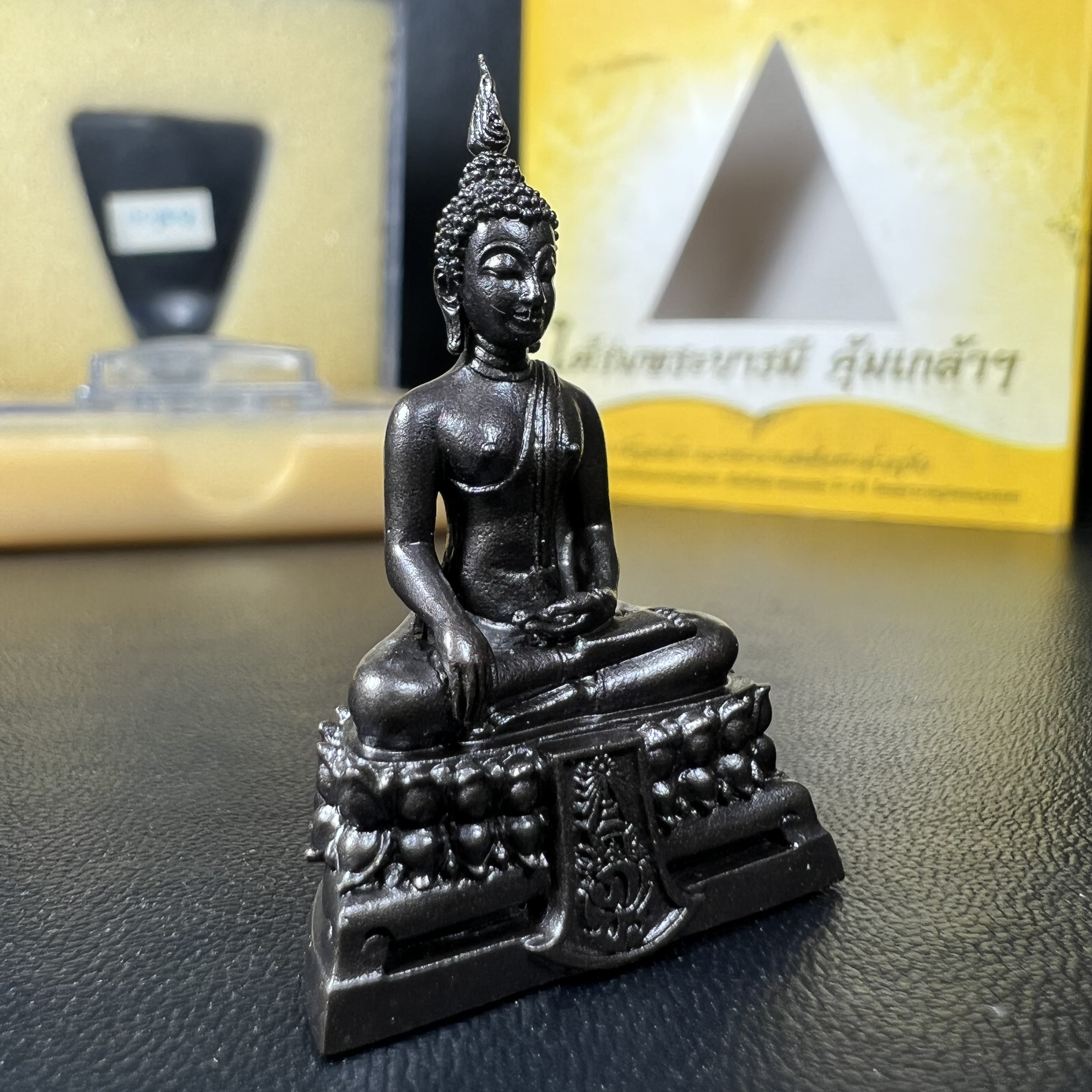 พระพุทธรูปคุ้มเกล้าฯ ภปร.(ใต้ร่มพระบารมี คุ้มเกล้า) 60ปี รพ.ภูมิพลฯ พ.ศ.2552 เนื้อนวโลหะ รมดำ(พิมพ์ใหญ่ขนาด 35.5*24 มม.)