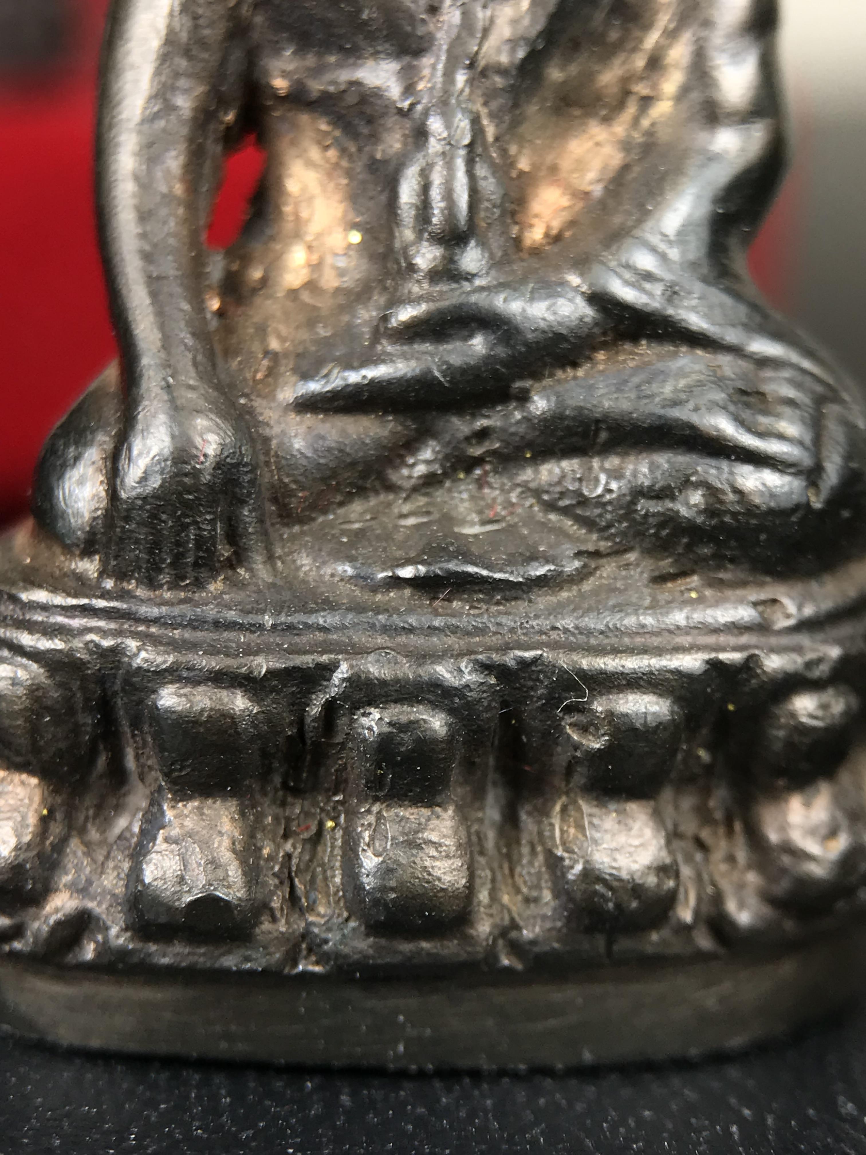 พระกริ่ง-พระชัยวัฒน์ ปวเรศ วัดบวรนิเวศวิหาร ปี 2530 พระบาทสมเด็จพระเจ้าอยู่หัวรัชกาลที่ 9 เจริญพระชนมพรรษา 5 รอบนักษัตริย์(ในหลวง ร.9 เสด็จเททอง)(บรรจุผงจิตรลดาเส้นเกศาในหลวงรัชกาลที่9)พร้อมสูจิบัตรเดิมตอนจัดสร้าง(สภาพสวยครบสมบูรณ์))พิธีใหญ่ รุ่นยอดนิยม