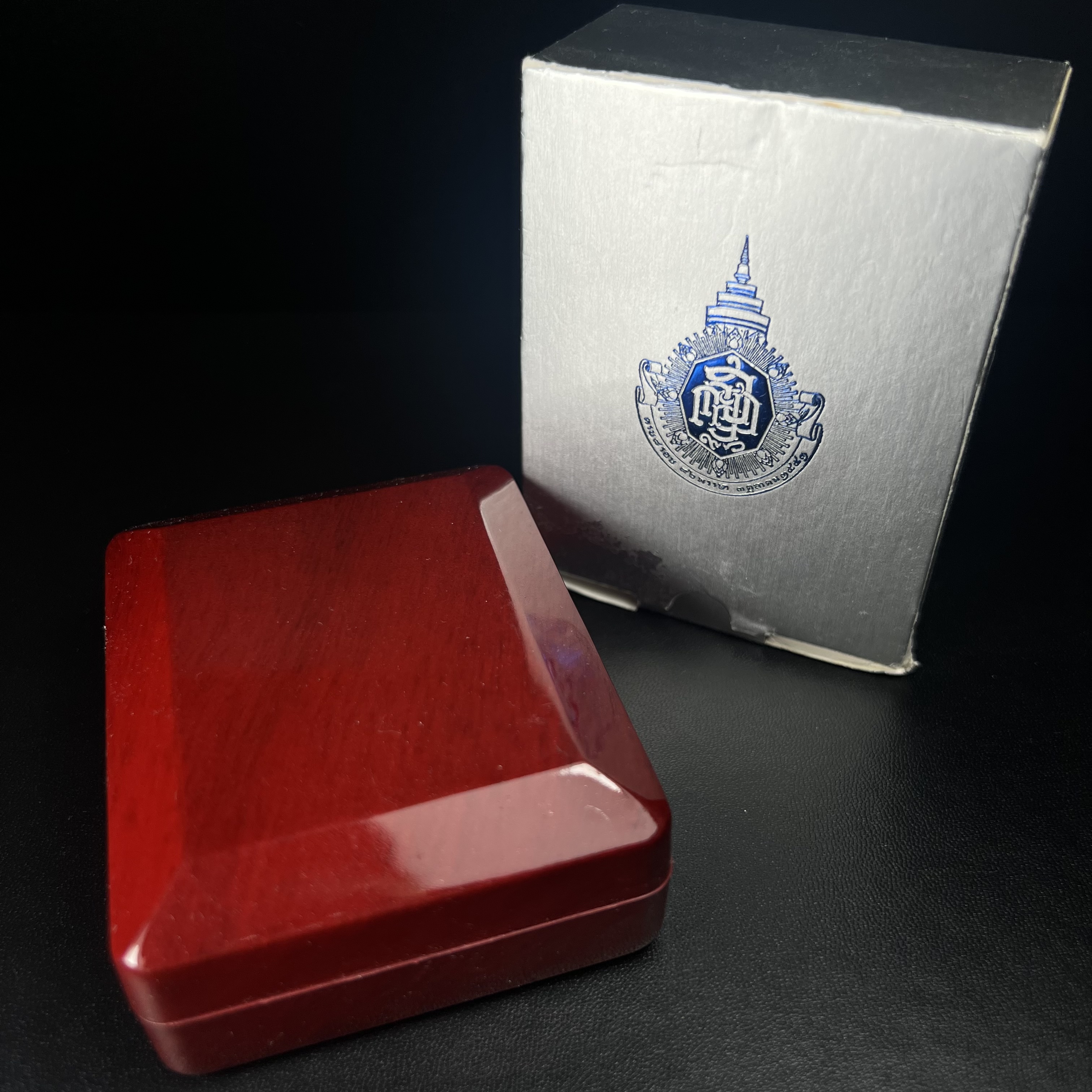 พระกริ่ง 8 รอบ ญสส. 96 พรรษา สมเด็จพระญาณสังวร สมเด็จพระสังฆราช สกลมหาสังฆปรินายก วัดบวรนิเวศวิหาร ปี 2552 เนื้อนวโลหะเต็มสูตรแก่ทองคำ(1 ใน 2999 องค์)