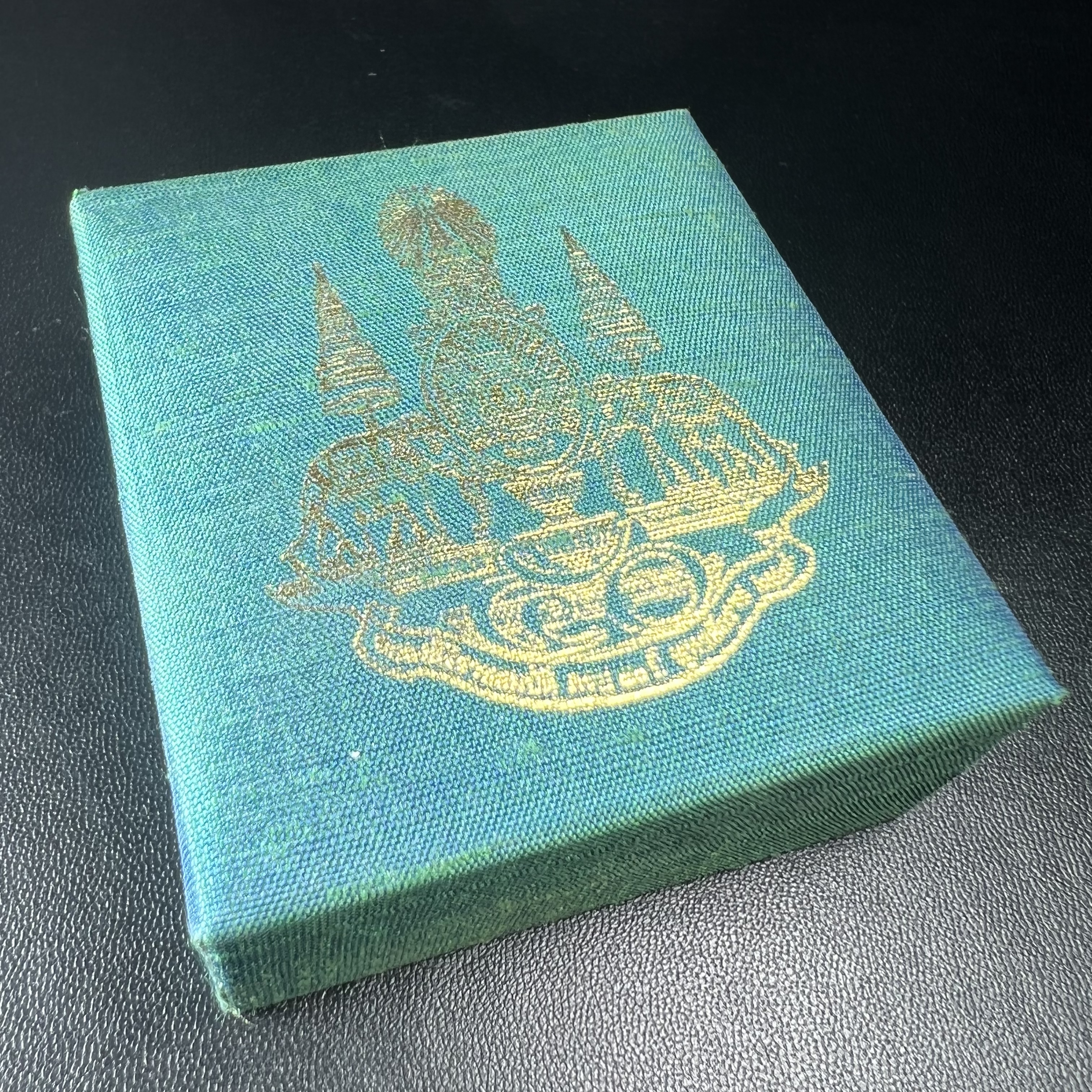 เหรียญรูปเหมือนพระญาณวิทยาคมเถร (หลวงพ่อคูณ ปริสุทโธ)ชุดกาญจนาภิเษกครองราชย์ครบ 50 ปี พิธี มังคลาภิเษก ณ วัดบวรนิเวศวิหาร ปี พ.ศ. 2538(จัดสร้างได้เหมือนหลวงพ่อคูณมาก มีรายละเอียดและความคมชัดสูง ลูกศิษย์ท่านไม่ควรพลาด วิจิตรศิลป์และพุทธศิลป์งดงาม)พิธีใหญ่