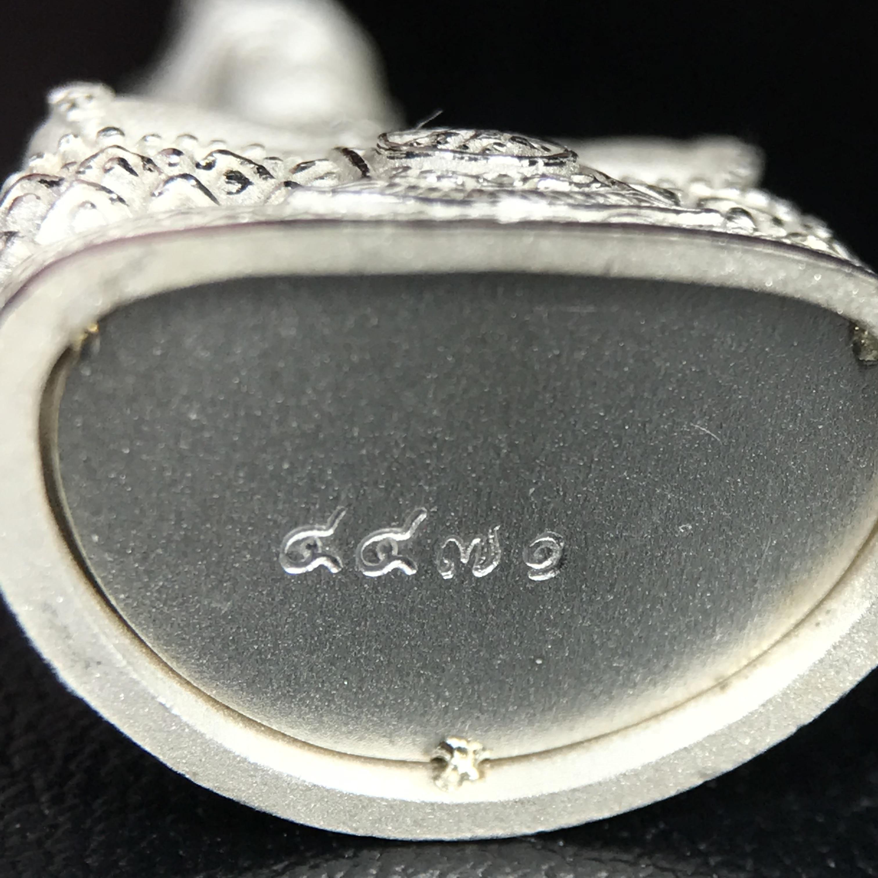 พระแก้วมรกต ภปร.(รุ่นแรก) ปี2545 จัดสร้างในมหาวโรกาส พระบาทสมเด็จพระเจ้าอยู่หัวรัชกาลที่ 9 ครบรอบ 75 พรรษา และฉลองกรุงรัตนโกสินทร์ครบ 220 ปี พิมพ์ลอยองค์ใหญ่ เนื้อเงินบริสุทธิ์ 92.5% ขนาด 19*35 มม. พร้อมกล่องบรรจุเดิม สวยครบสมบูรณ์(องค์หมายเลข ๔๔๗๑)