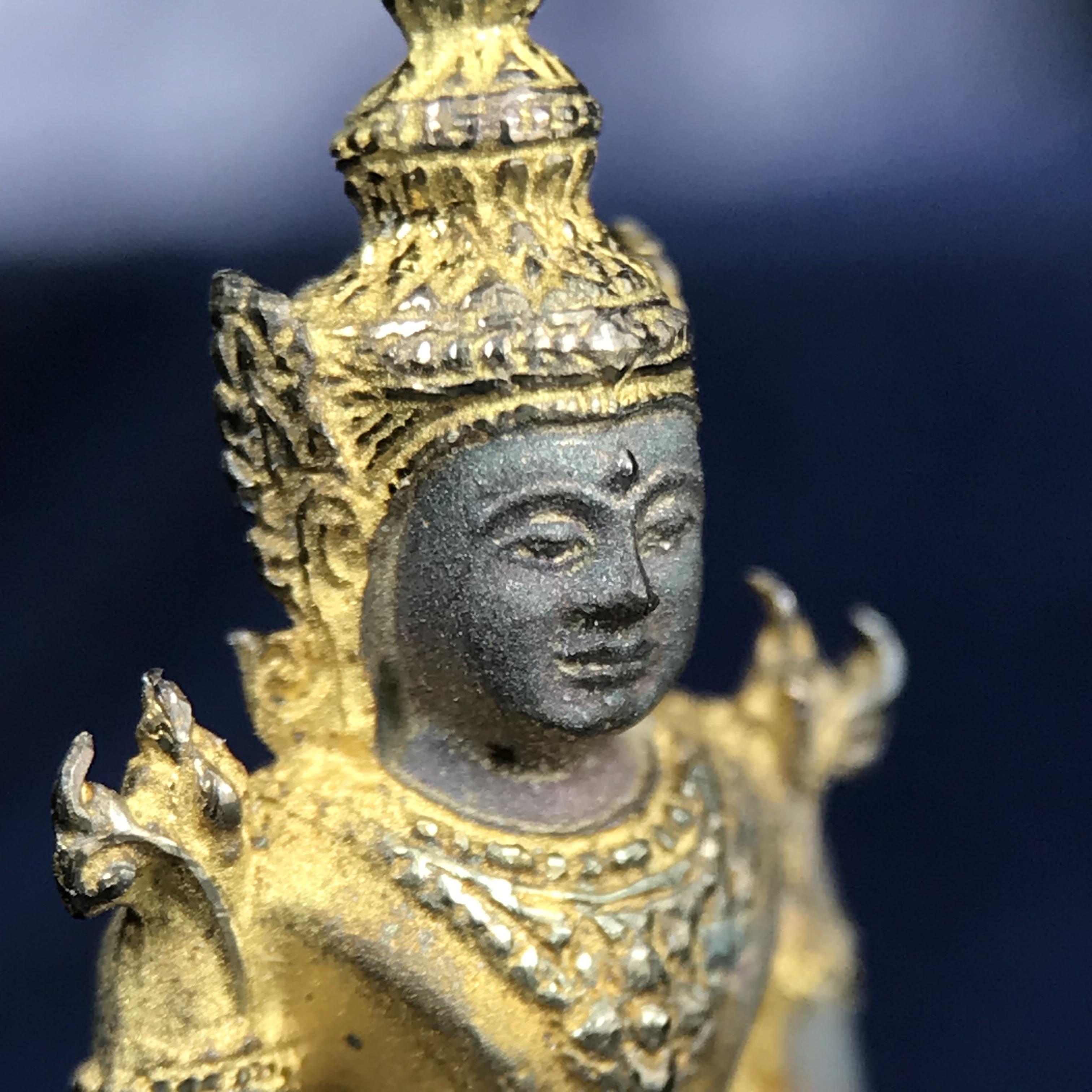 พระแก้วมรกต ภปร. ปี 2547 จัดสร้างโดยโรงพยาบาลภูมิพลอดุลยเดช เนื้อเงิน(3 กษัตริย์) ลอยองค์ หน้าตัก 1/2 นิ้ว สูง 3.7 ซม.พิธีมหามังคาภิเษก ณ พระอุโบสถวัดพระศรีรัตนศาสดาราม(วัดพระแก้ว) งดงามทรงคุณค่าอีกหนึ่งรุ่นยอดนิยม หายาก(องค์หมายเลข ๑๔๖๖)ผิวเดิมติดรุ้งสวย