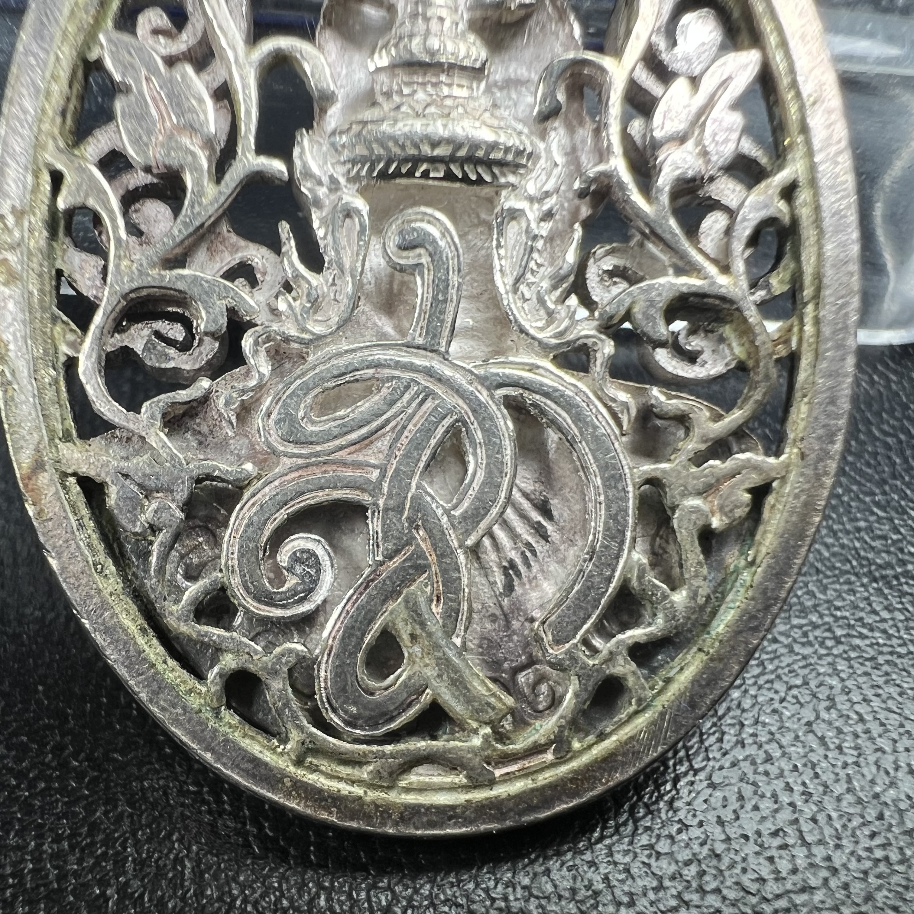 เหรียญหลวงพ่อคูณ ปริสุทโธ วัดบ้านไร่ รุ่น สก. ปี 2536 พิมพ์ลายฉลุ เนื้อเงิน(สวย งดงาม หายาก) งานมหามงคลเฉลิมพระชนมพรรษา 5 รอบ สมเด็จพระบรมราชินีนาถ จัดสร้างโดย กองพลทหารราบที่๒ ทหารเสือราชินี รักษาพระองค์ (พิธีใหญ่ ประวัติชัดเจน อีกหนึ่งรุ่นยอดนิยม)