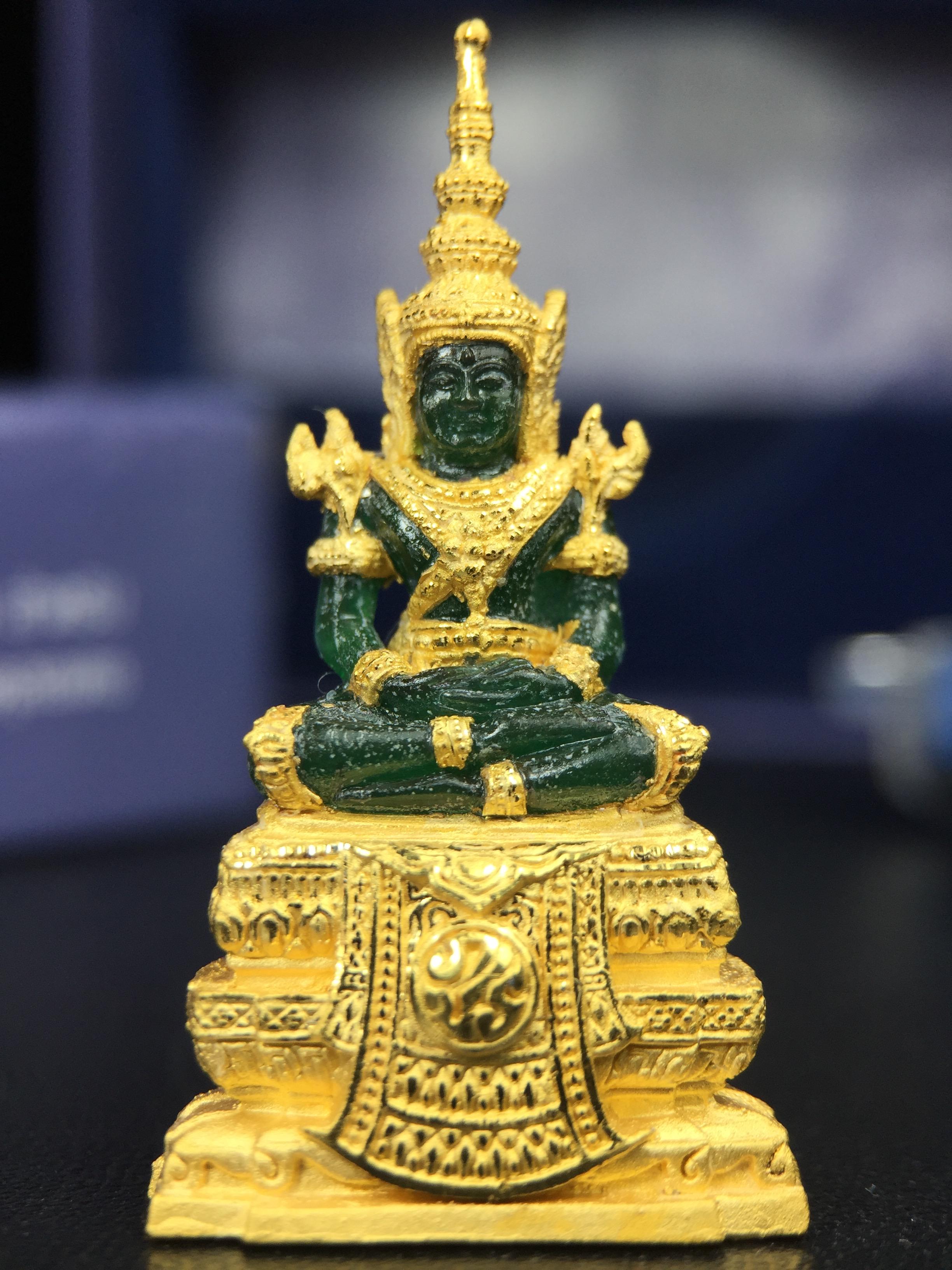 พระแก้วมรกต ภปร. จัดสร้างโดย รพ.ภูมิพลฯ ปี2547 ลอยองค์ขนาดหน้าตัก 1/2 นิ้ว เนื้อเรซิ่นหุ้มทองคำ99.99 งดงามทรงคุณค่าอีกหนึ่งรุ่นยอดนิยม หายาก