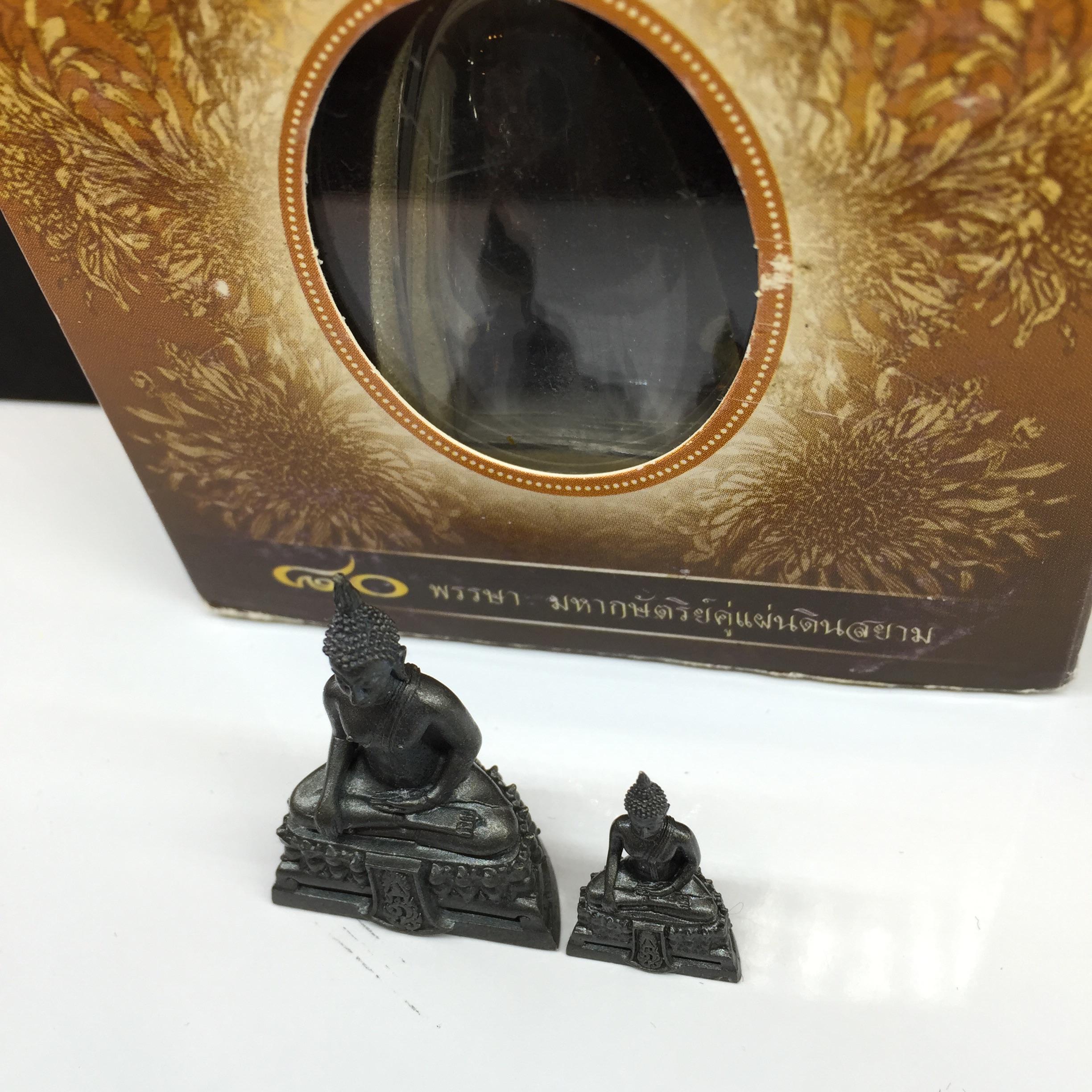 พระกริ่ง-พระชัยวัฒน์ พระพุทธรูปคุ้มเกล้า รุ่นเย็นศิระเพราะพระบริบาล 80พรรษา มหากษัตริย์คู่แผ่นดินสยาม เนื้อนวโหละรมดำ