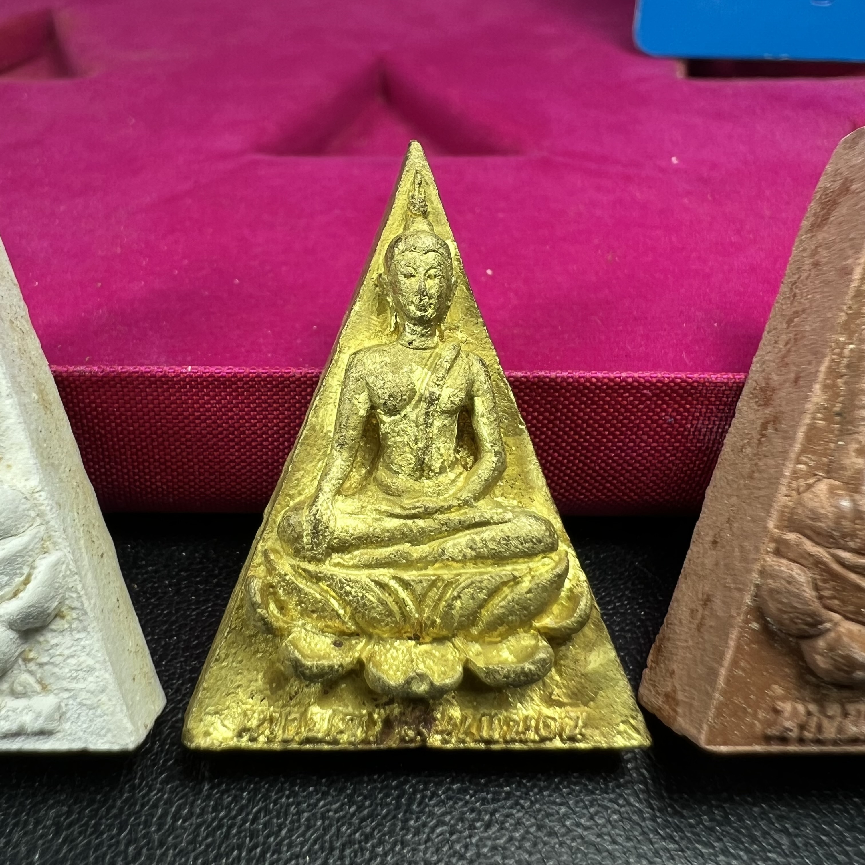 พระสมเด็จนางพญา 9 แผ่นดิน ชุด เบญจรัตนคุณ วัดอรุณราชวราราม จัดสร้างเนื่องในพระราชพิธีมหามงคลรัชกาลที่ 9 เฉลิมพระชนมพรรษา 6 รอบ 5 ธันวาคม 2542 ชุด เบญจรัตนคุณ ชุดหมายเลข ๓๐๙ (ชุดพิเศษพิมพ์กรรมการ 1 ใน 1000 ชุด)หายาก