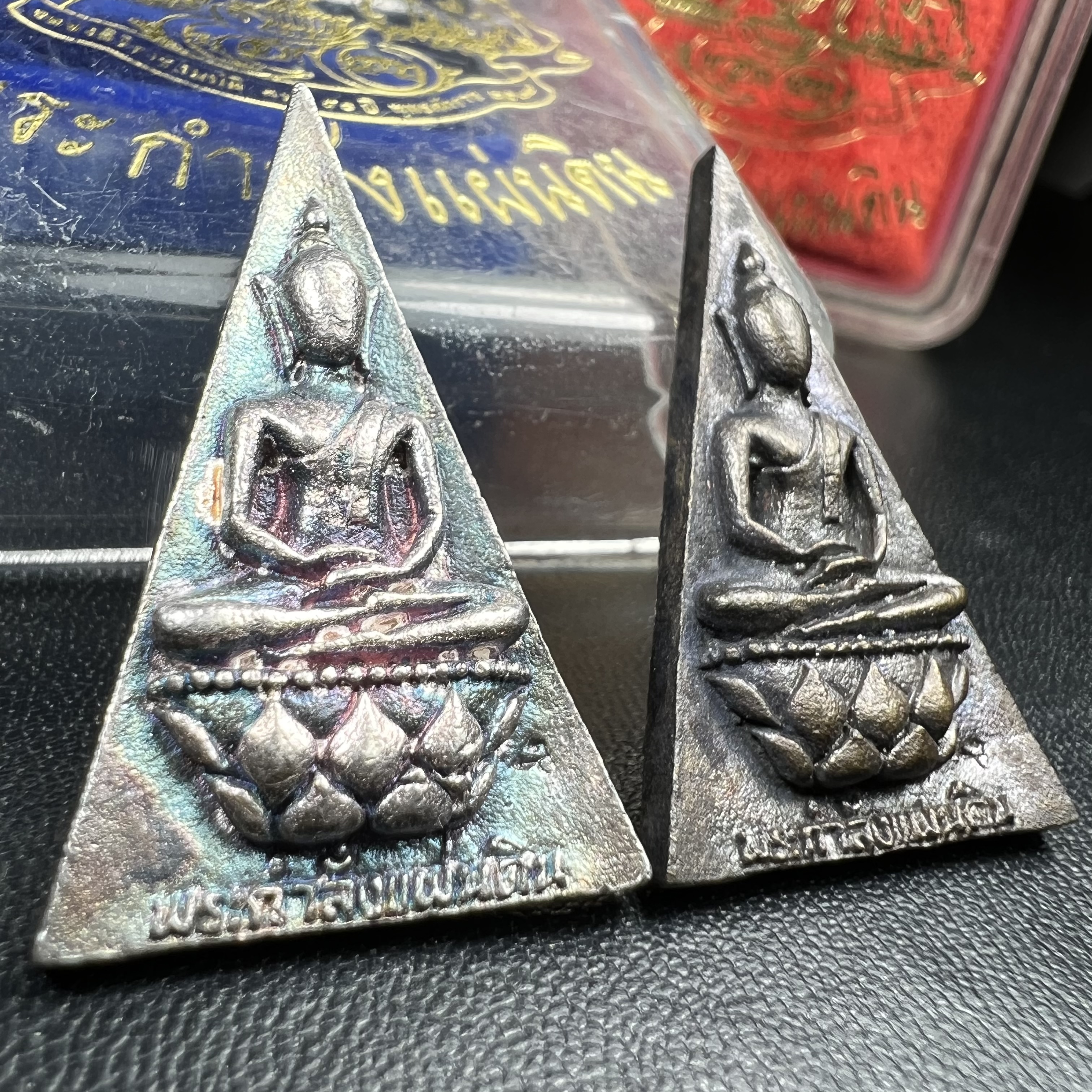 พระกำลังแผ่นดิน (สมเด็จจิตรลดา2) จัดสร้างเฉลิมพระเกียรติ ร.9 ครองราชย์ 50 ปี 2539 เนื้อเงิน(ผิวเดิมกลับดำ รุ้งๆสวย)+เนื้อนวโลหะ(สร้างน้อยหายาก)พร้อมกล่องบรรจุเดิม(1ใน2539องค์)