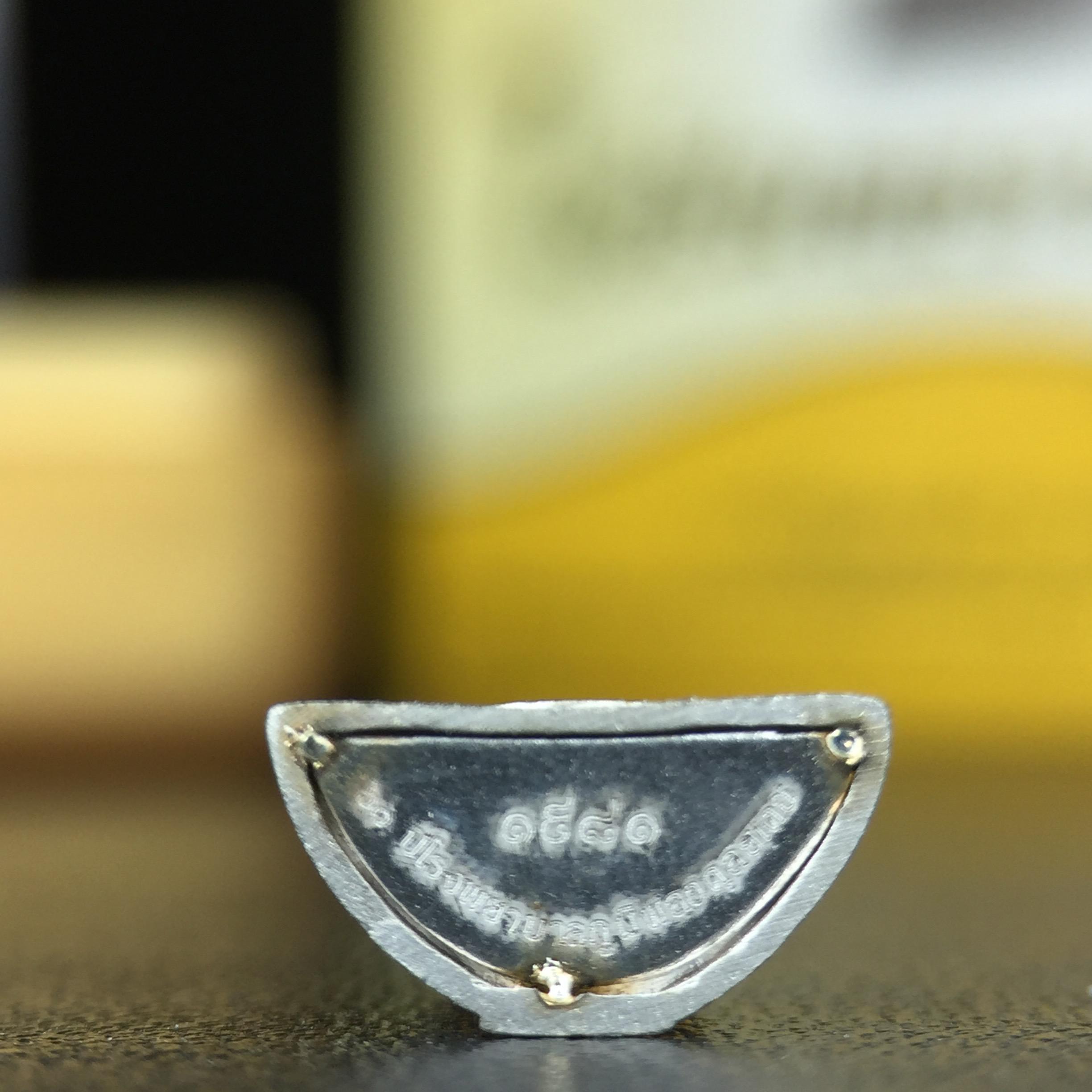 พระพุทธโสธร คุ้มเกล้าฯ ภปร.(ใต้ร่มพระบารมี คุ้มเกล้า) 60ปี รพ.ภูมิพลฯ พ.ศ.2552 เนื้อเงิน ชุบทองคำขาว(ลอยองค์พิมพ์ เล็ก ขนาด 11.5*10.5 มม.) 1 ใน 20000 องค์