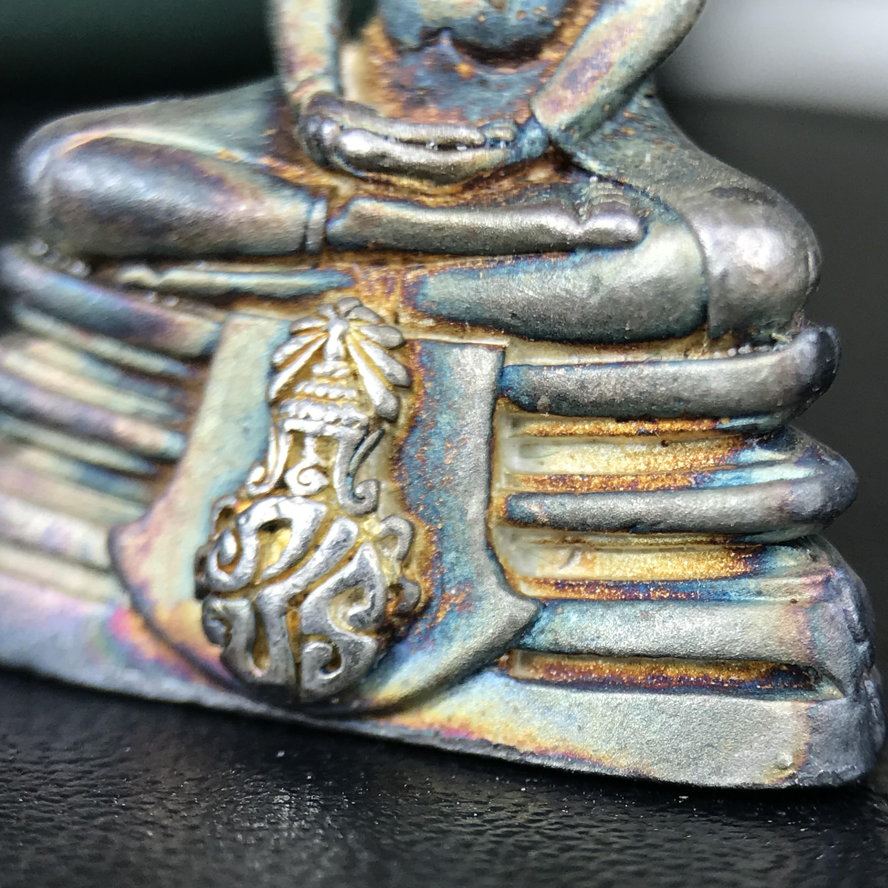 พระพุทธโสธร ภปร. รุ่นย้อนยุค สร้างพระอุโบสถ สมาคมชาวฉะเชิงเทรา จัดสร้าง ปี 2539 วโรกาสครองสิริราชสมบัติครบ 50 ปี เนื้อเงินทรายนวลขัดเงาบางส่วน(สภาพผิวเดิม ขึ้นสีรุ้งธรรมชาติ เก่าเก็บอย่าดี สวยมาก แบบนี้หายาก) พร้อมกล่องบรรจุและใบรับรองเดิม