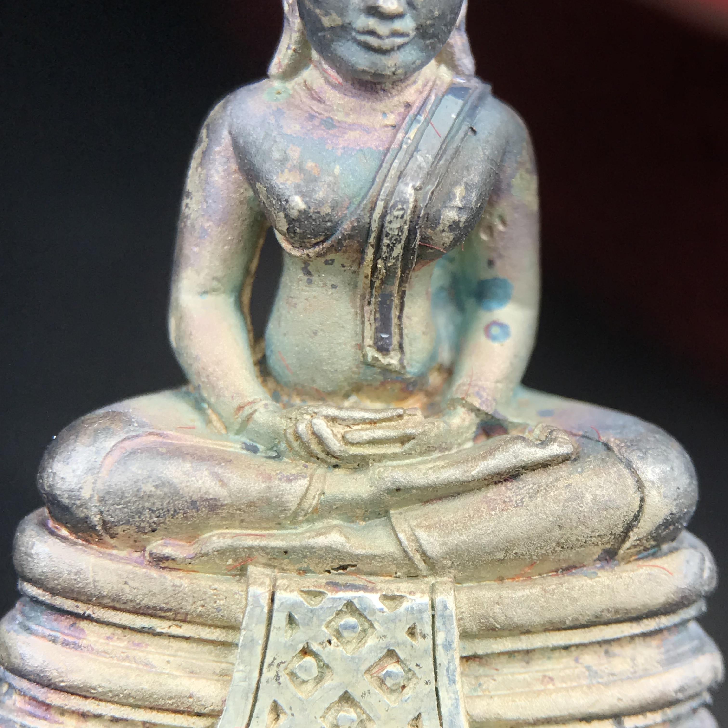 พระพุทธโสธร(หลวงพ่อโสธร) รุ่นสร้างอุโบสถ ปี2539 เนื้อเงินทรายนวลขัดเงาบางส่วน ลอยองค์พิมพ์ใหญ่ สภาพสวยกล่องบรรจุเดิมครบสมบูรณ์(งานแพรนด้า จิวเวลรี่)สวยงดงาม(เนื้อเงินผิวเดิมรุ้งสวยสวย องค์หมายเลขสวย ๒๒๒๒๕)