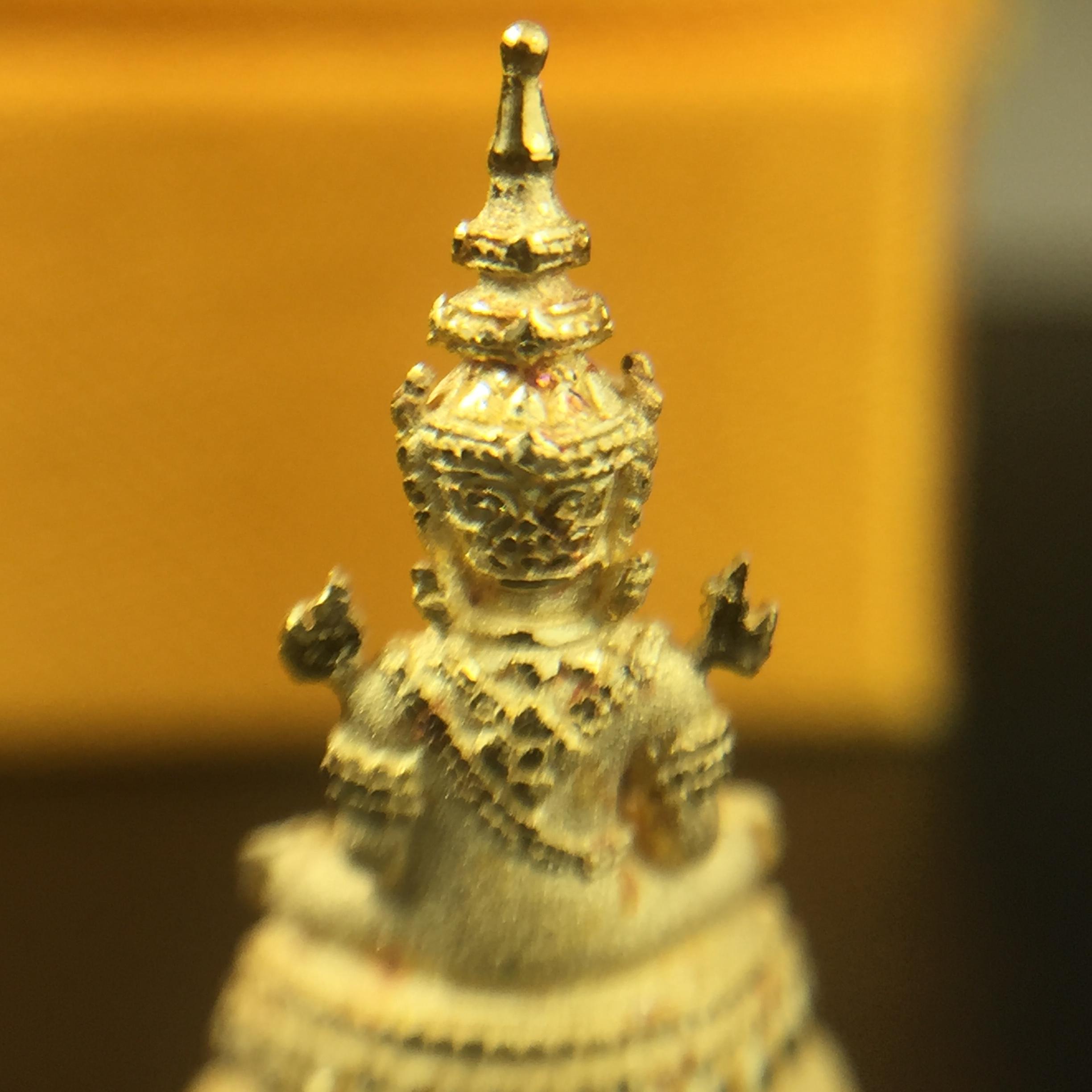 พระแก้วมรกต(จำลอง)ลอยองค์ ขนาดหน้าตัก 1/4 นิ้ว(พิมพ์เล็ก) ทรงเครื่องฤดูร้อน เนื้อทองคำ ตราสัญลักษณ์ฉลองสิริราชสมบัติครบ 60 ปี พ.ศ.2549 (สวย กล่องการ์ดใบรับรอง ครบสมบูรณ์)