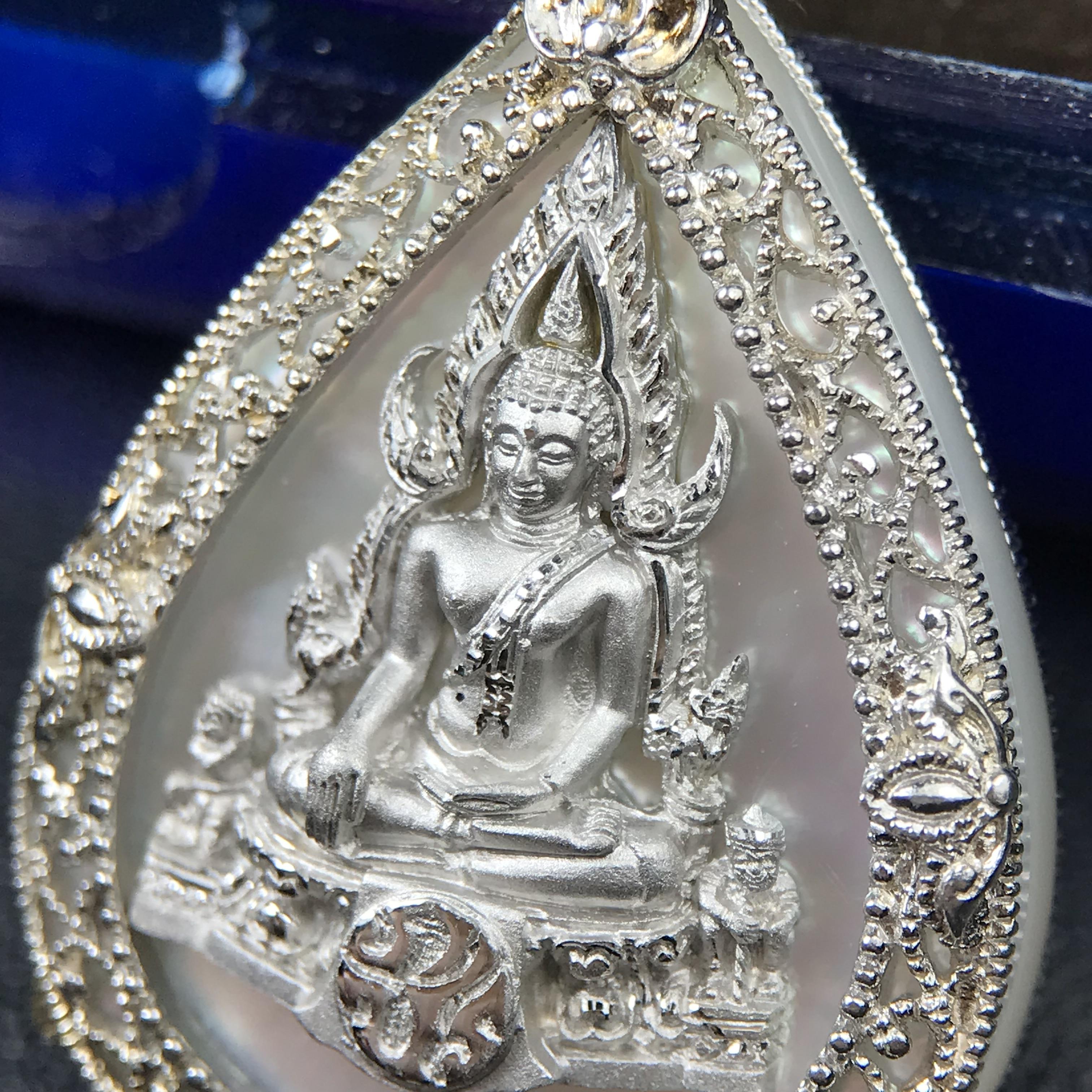 เหรียญพระพุทธชินราช ภปร. โครงการ เพราะแผ่นดินนี้คือแผ่นดินเกิด ปี 2551 รูปหยดน้ำ เนื้อเงินชุบทองคำขาว(ล้อมด้วยกรอบเงินชุบทองคำขาวสลักเสลาเป็นลวดลายละเอียดอ่อน ส่วนพื้นองค์พระเป็นเปลือกหอยมุขสวยงดงาม )(ขนาด 21 x 29 มม.) (สวยงามหายาก)1ใน5000องค์