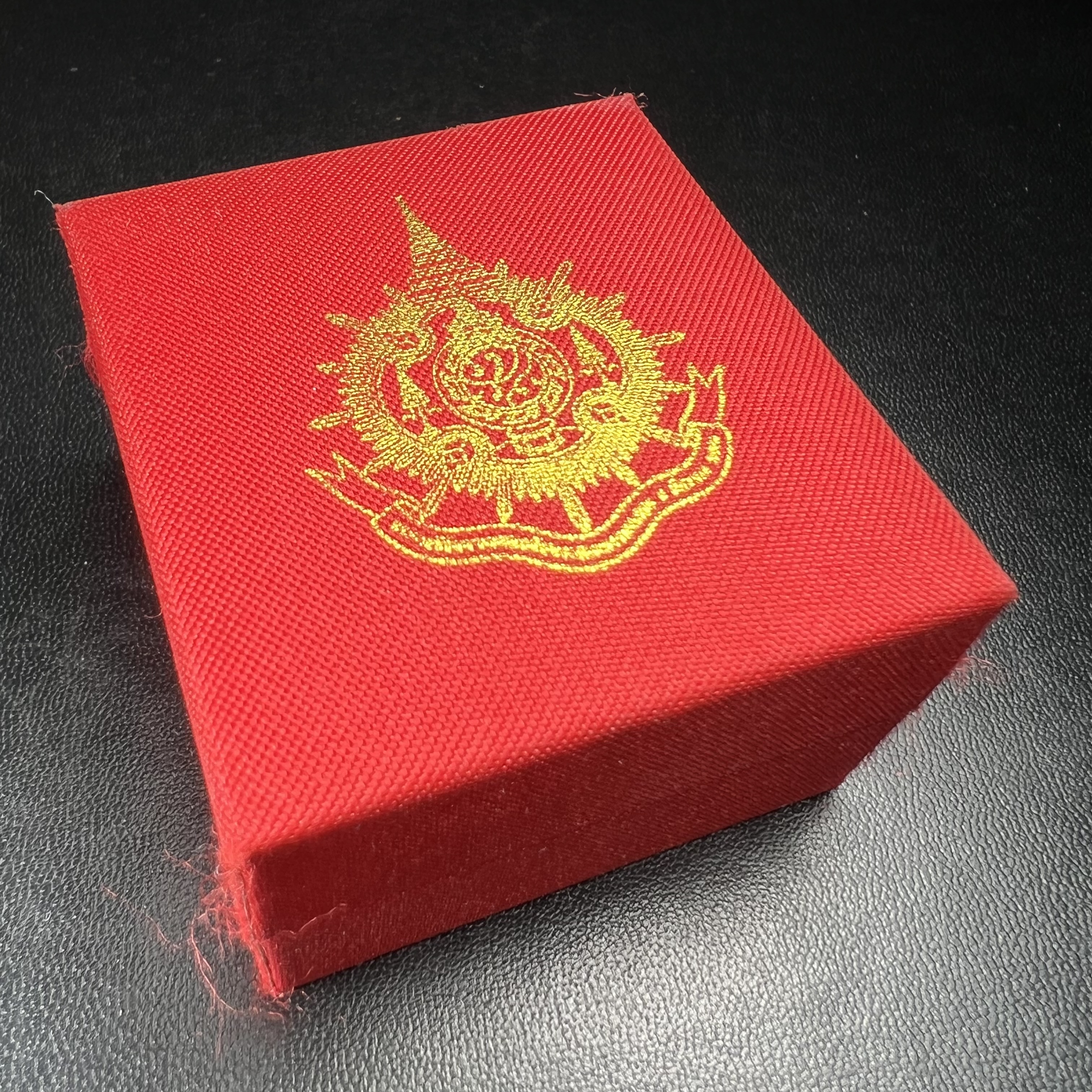 พระกริ่งไพรีพินาศ บรรจุเหล็กไหล ครั้งแรกและครั้งเดียวในประวัติศาสตร์ เฉลิมพระเกียรติ พระบาทสมเด็จพระเจ้าอยู่หัวรัชกาลที่9 พระชนมพรรษา 6 รอบ ปี2542 เนื้อนวโลหะผสมทองคำ(บรรจุเหล็กไหล)ดีนอก-ดีใน พิธีใหญ่ มวลสารเด่น (หายาก)