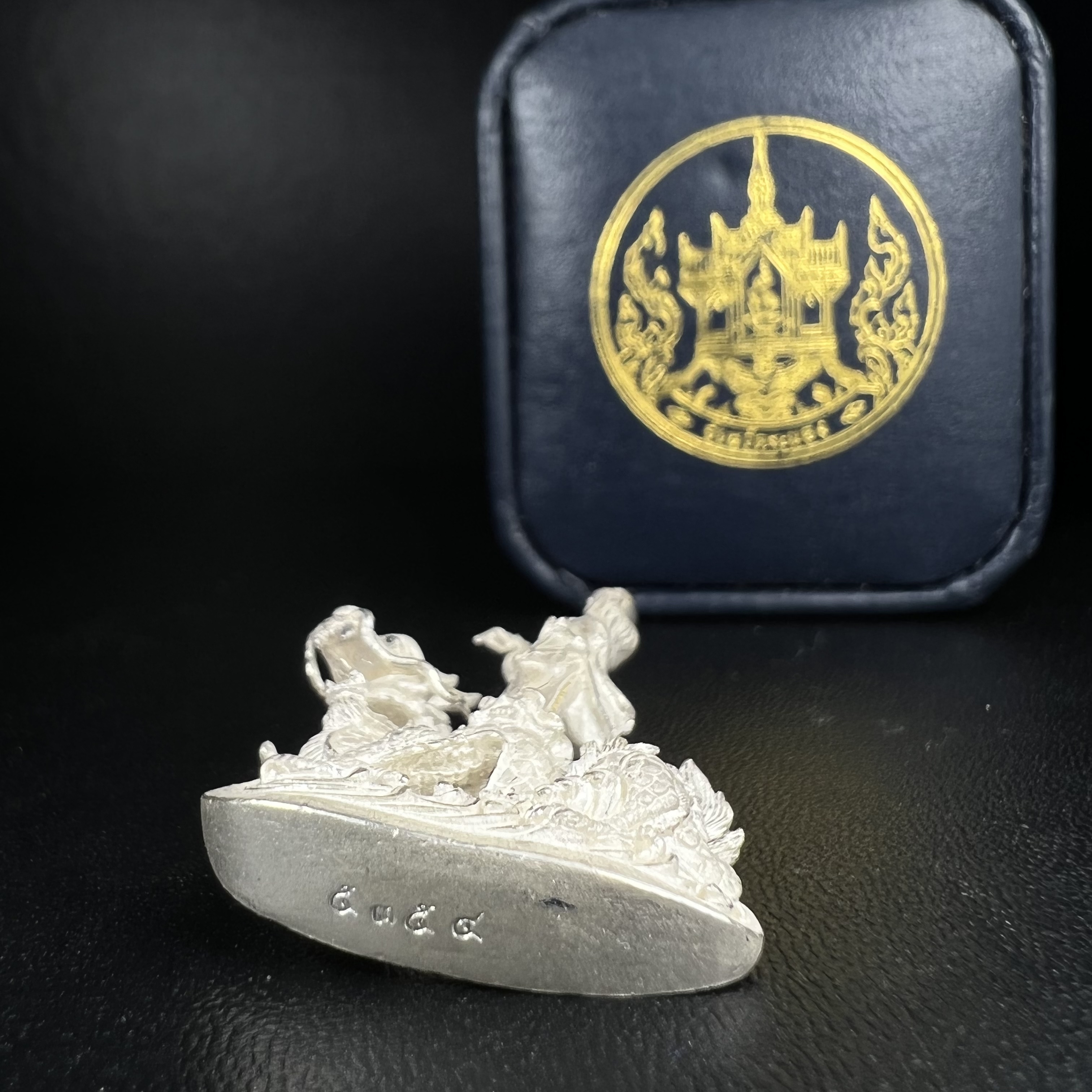 รูปหล่อลอยองค์พระโพธิสัตว์กวนอิม ทรงประทับมังกร จ.ระนอง เนื้อเงิน พิมพ์ใหญ่(สภาพผิว สวยงดงาม ทรงคุณค่า) เฉลิมฉลองในวโรกาสที่พระบาทสมเด็จพระเจ้าอยู่หัวทรงครองสิริราชสมบัติครบ 50 ปี จ.ระนอง พ.ศ.2539