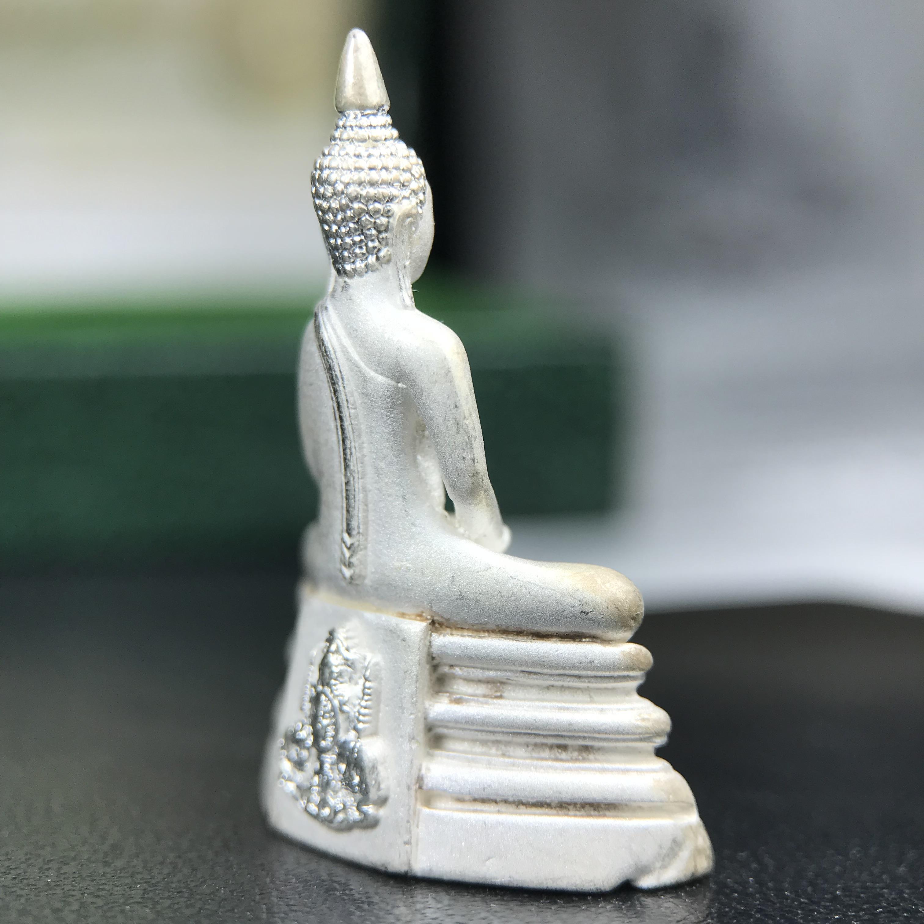 พระพุทธโสธร ภปร. รุ่นย้อนยุค สร้างพระอุโบสถ สมาคมชาวฉะเชิงเทรา จัดสร้าง ปี 2539 วโรกาสครองสิริราชสมบัติครบ 50 ปี เนื้อเงินทรายนวลขัดเงาบางส่วน พร้อมกล่องบรรจุและใบรับรองเดิม