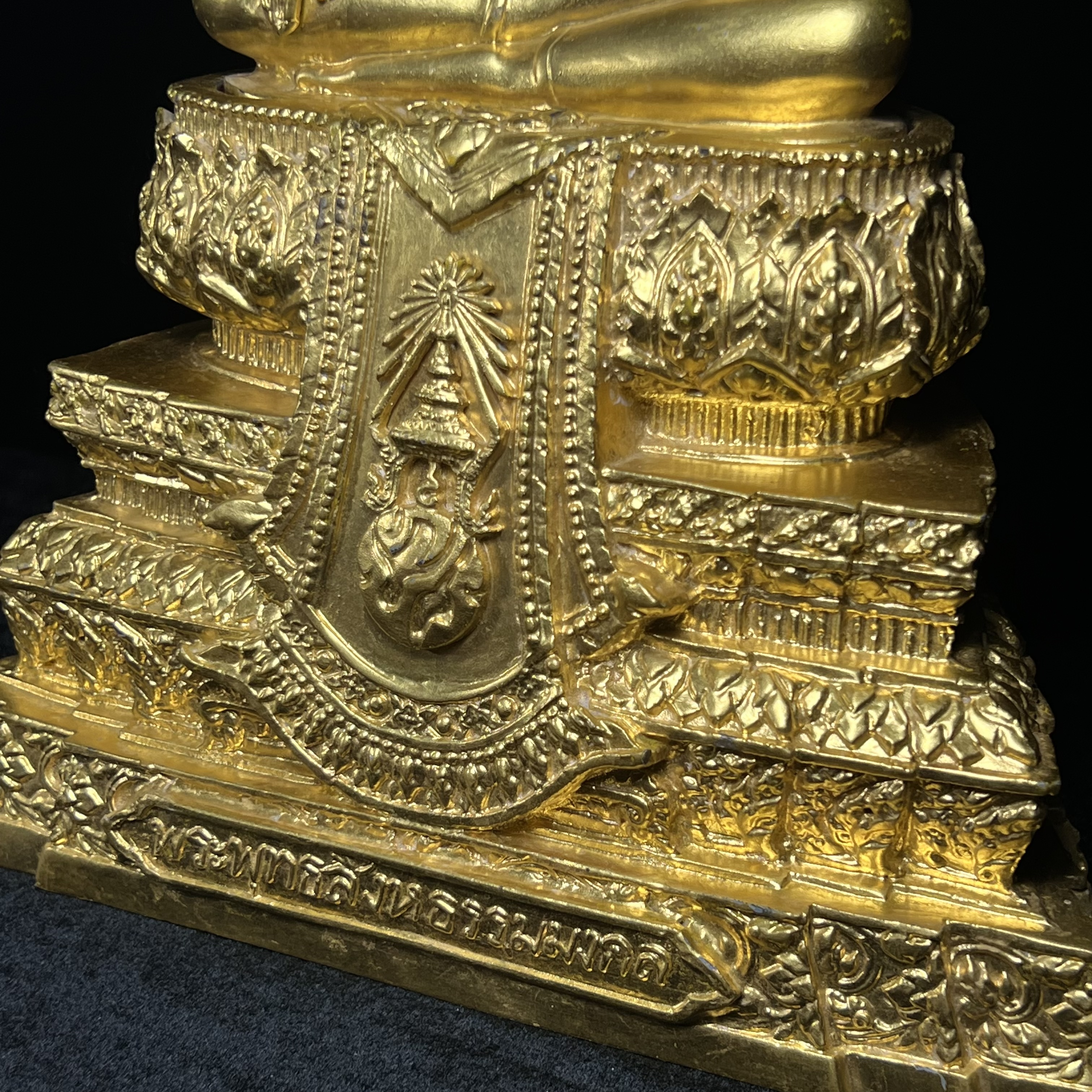 พระพุทธสิงหธรรมมงคล ภปร. รุ่นแรก พุทธสมาคมแห่งประเทศไทย ในพระบรมราชูปถัมภ์ จัดสร้าง ปี2547 เนื้อโลหะผสมปิดทอง หน้าตัก 5 นิ้ว(1 ใน 1999 องค์)หายาก