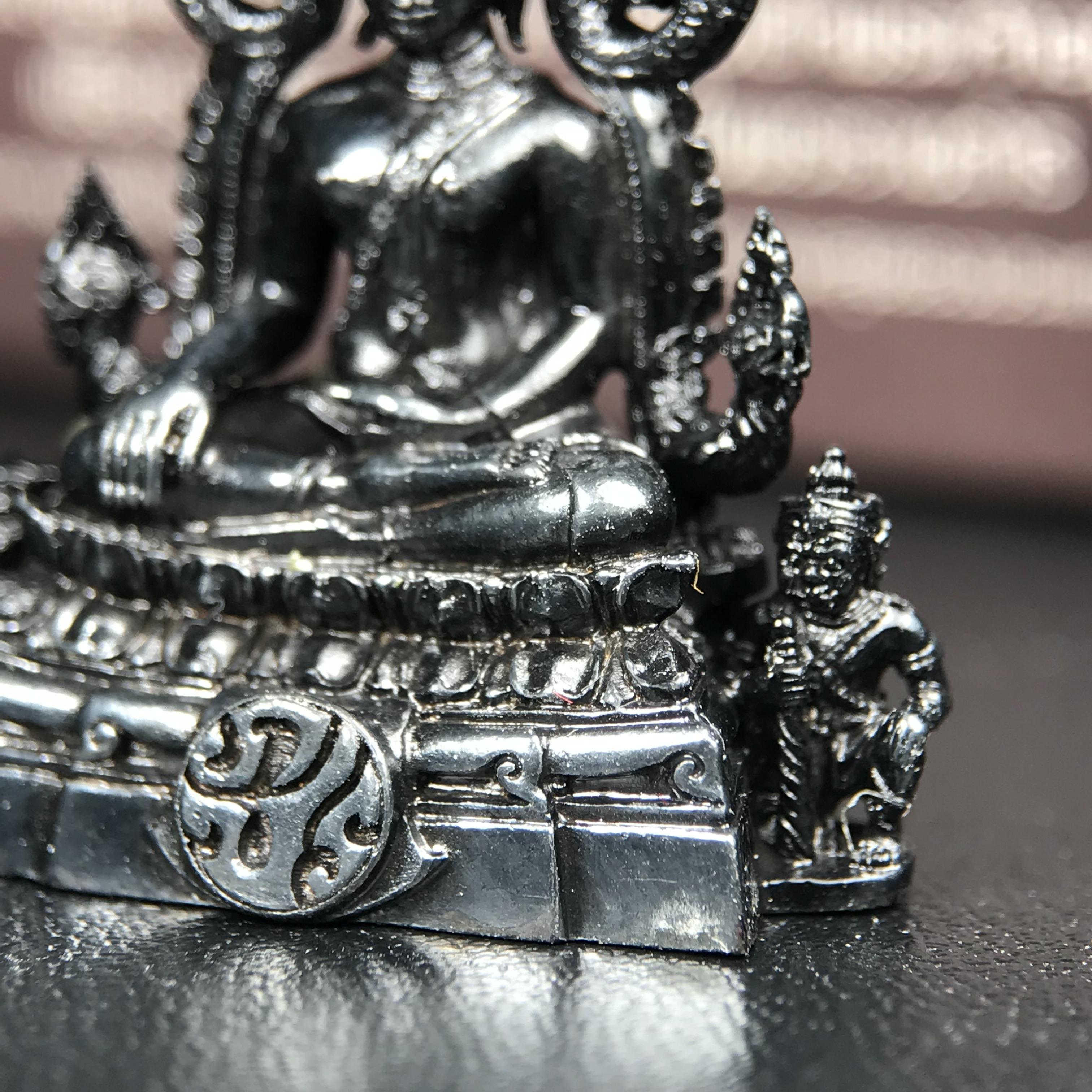 พระพุทธชินราช ภปร. โครงการ "เพราะแผ่นดินนี้ คือ แผ่นดินเกิด" ปี2548(รุ่นแรก) ลอยองค์ หน้าตัก 1/2 นิ้ว(ขนาด 3.5 x 2.5 ซม.) เนื้อเงินรมดำ(พุทธศิลป์จำลองเมื่อครั้งลอกทอง ครั้งที่3 เมื่อปี2547 ร้อยปีจะมีสักครั้ง "พระพุทธชินราชองค์ดำ")