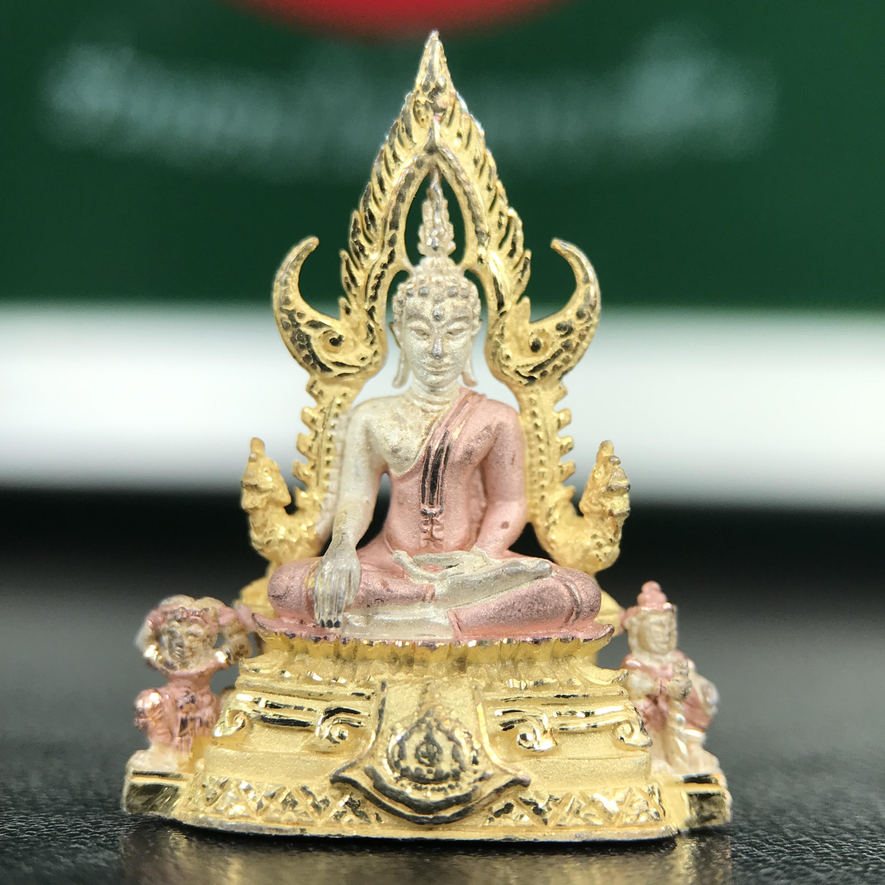 พระพุทธชินราช ภปร. ในวโรกาสพระราชพิธีมหามงคล เฉลิมพระชนมายุ6รอบ 5ธันวาคม2542 มูลนิธิพิทักษ์ดวงตาประชาชน จัดสร้าง เนื้อเงินบริสุทธิ์ 99.9% แบบสามกษัตริย์ขัดเงาบางส่วน พิมพ์กลาง ขนาดสูง 2.4 ซม. พร้อมกล่องบรรจุเดิม