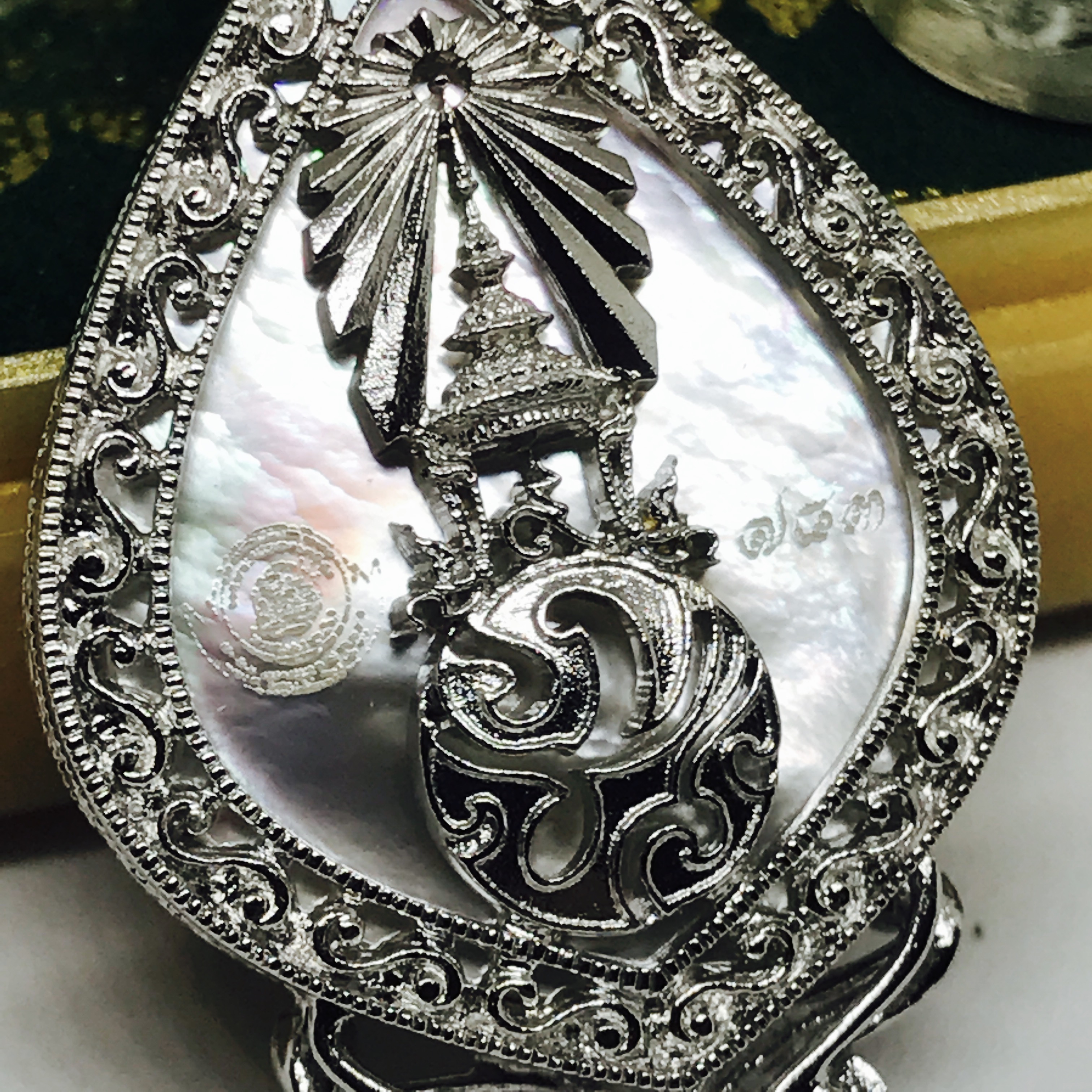 เหรียญพระพุทธชินราช(จำลอง) ภ.ป.ร. 84พรรษา ทรงหยดน้ำ เนื้อเงินชุบทองคำขาว