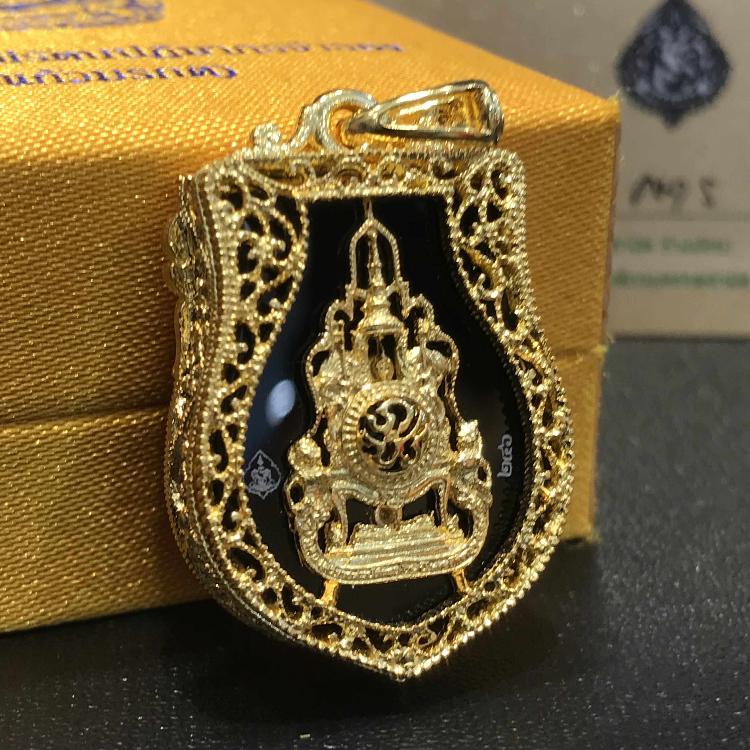 เหรียญพระแก้วมรกต(จำลอง)ทรงเครื่องฤดูร้อนแบบเสมา เนื้อทองคำ ด้านหลังตราสัญลักษณ์ฉลองสิริราชสมบัติครบ 60 ปี(หายากมาก)