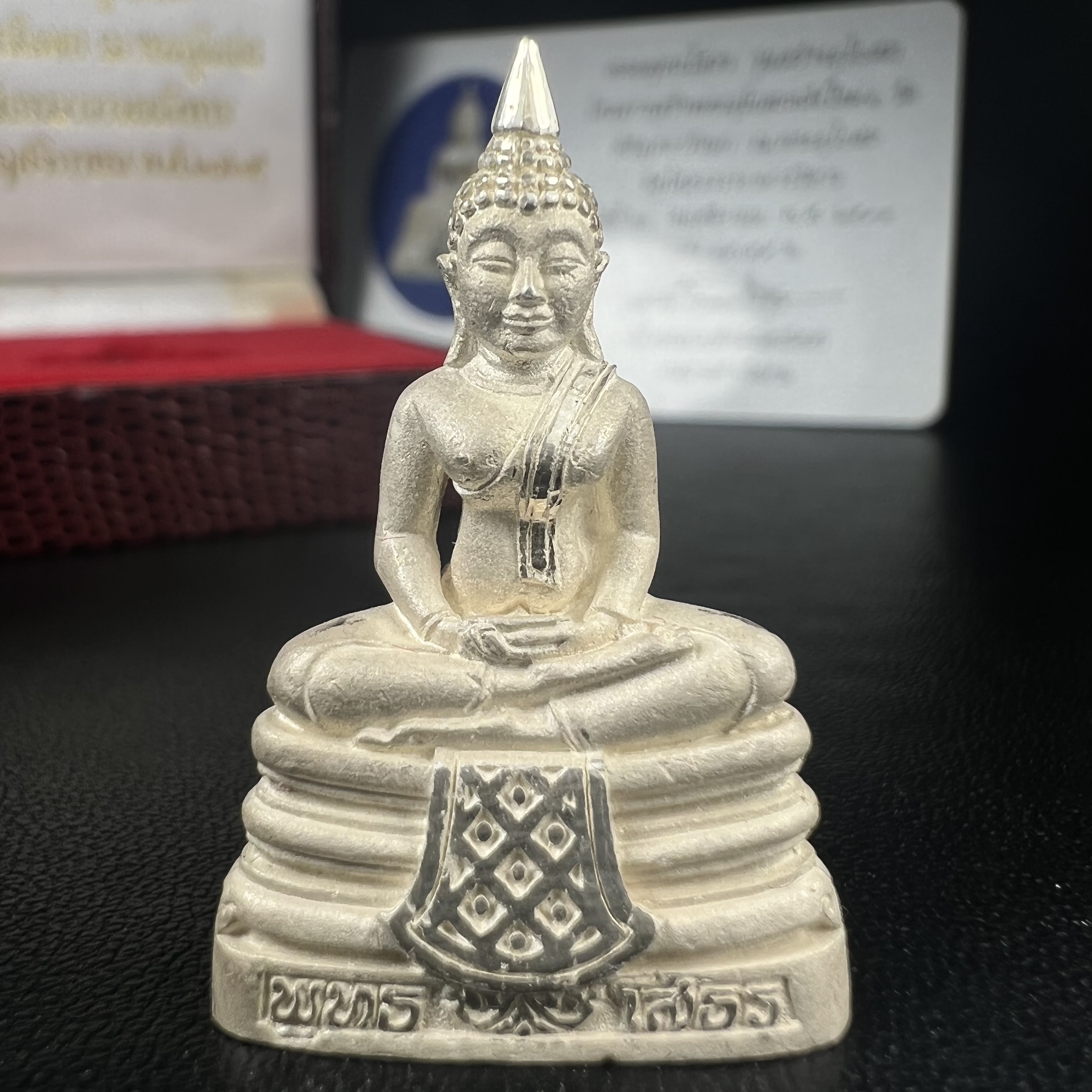 พระพุทธโสธร(หลวงพ่อโสธร) รุ่นสร้างอุโบสถ ปี2539 เนื้อเงิน ลอยองค์พิมพ์ใหญ่ สภาพสวยเดิมกล่องบรรจุการ์ดใบรับรองเดิมครบสมบูรณ์(แบบนี้หายาก)(งานแพรนด้า จิวเวลรี่)สวยงดงาม