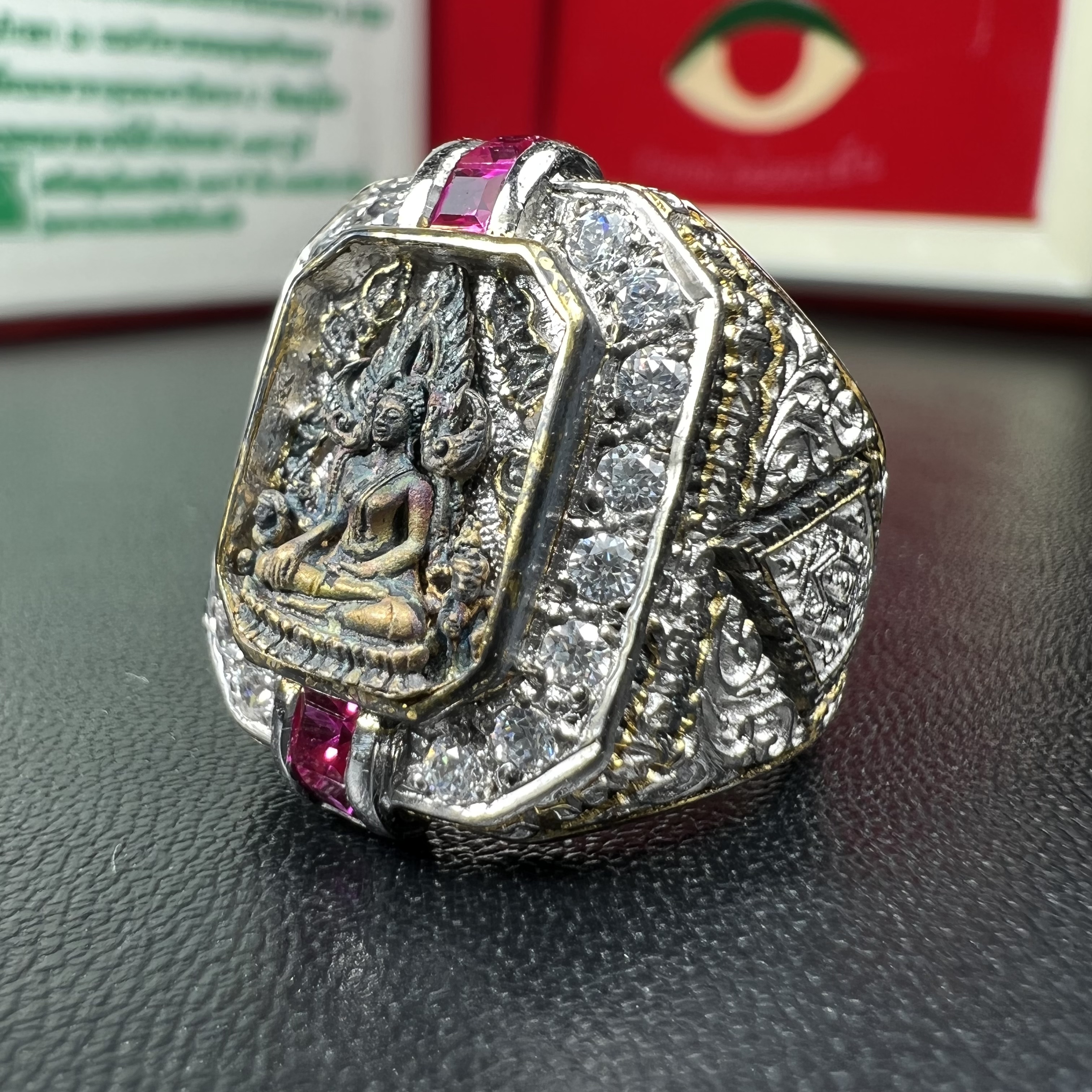 แหวนพระพุทธชินราช ภปร. ในวโรกาสเฉลิมพระชนมายุ6รอบ 5ธันวาคม2542 มูลนิธิพิทักษ์ดวงตาประชาชน จัดสร้าง แหวนเนื้อเงินเคลือบทองคำบริสุทธิ์ประดับเพชร CZ เกรดนอก ตอกโค๊ตและหมายเลข 2006(ผลรวมได้ 8 เลขมงคลเจริญมั่งคั่ง อุดมสมบูรณ์) พร้อมกล่องบรรจุเดิมครบ(หายาก)