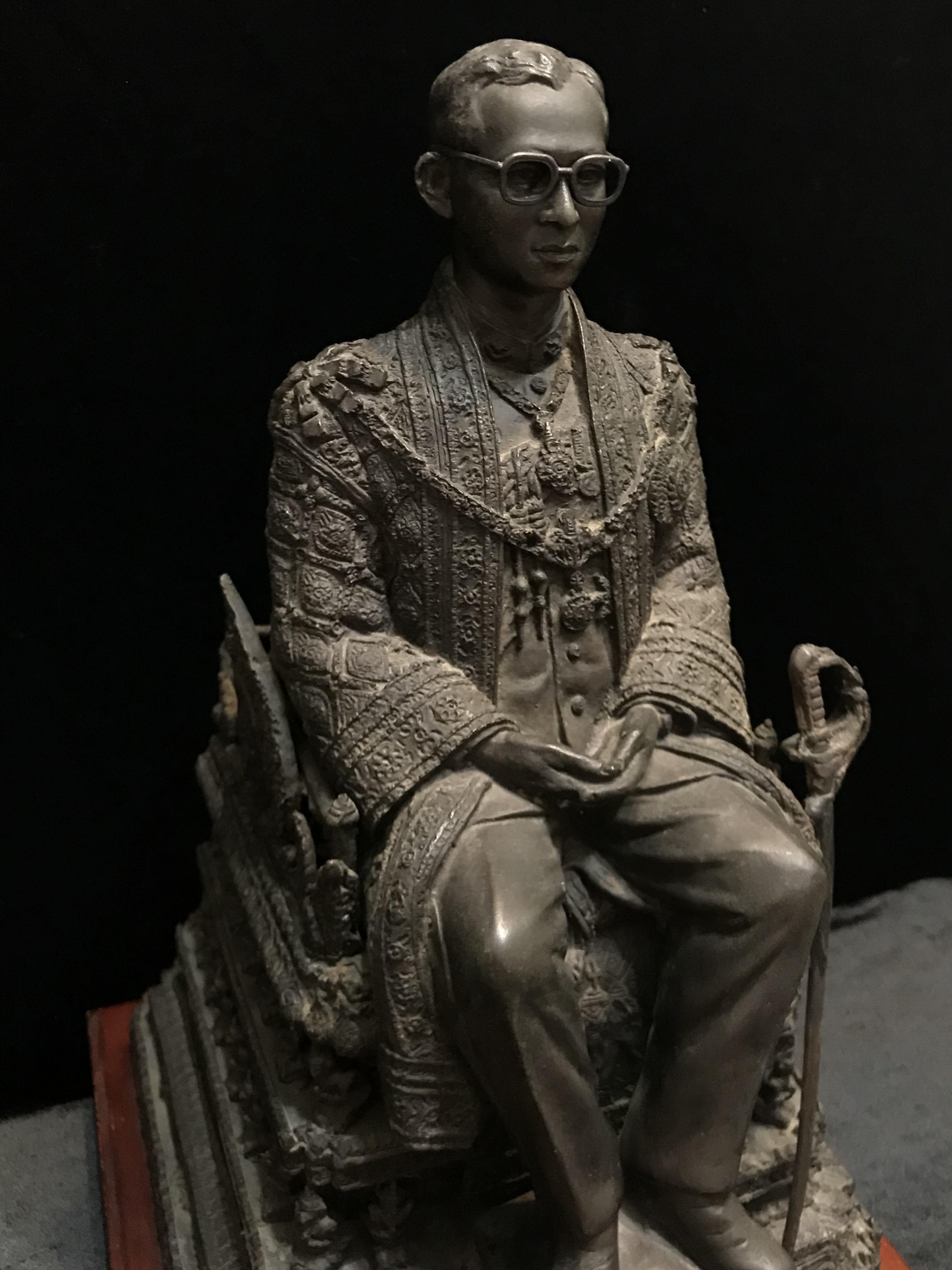 พระบรมรูปพระบาทสมเด็จพระเจ้าอยู่หัวรัชกาลที่9(นั่งบัลลังก์) กระทรวงมหาดไทยจัดสร้าง ปี2539(นิยม)