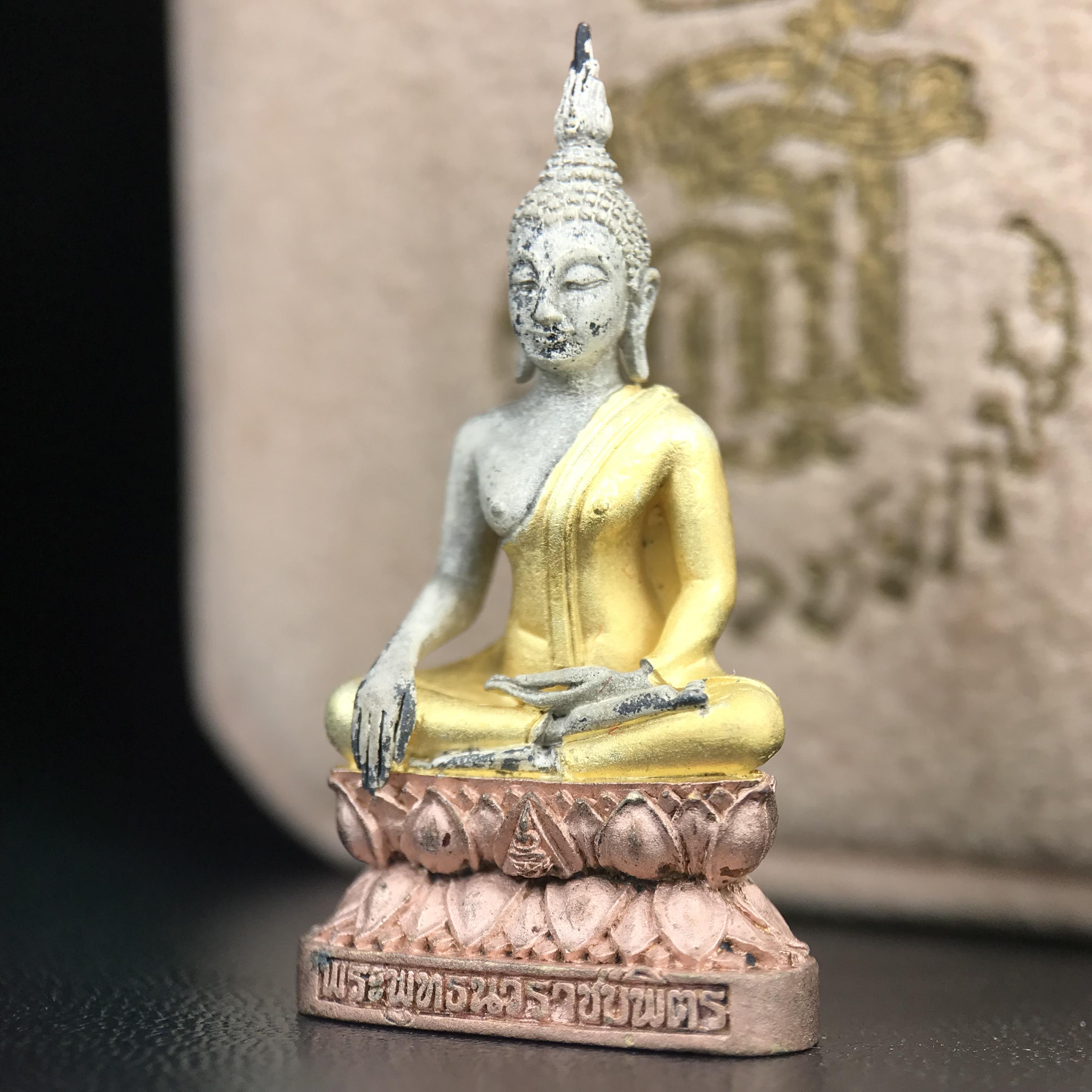 พระกริ่งพระพุทธนวราชบพิตร ตรากาญจนาภิเษกครองสิริราชสมบัติครบ 50 ปี รัชกาลที่9 ปี2540 เนื้อเงินสามกษัตริย์(ผิวเดิมสวย ครบ สมบูรณ์)พร้อมกล่องบรรจุเดิมครบ ชุดพระราชทาน(หายาก)