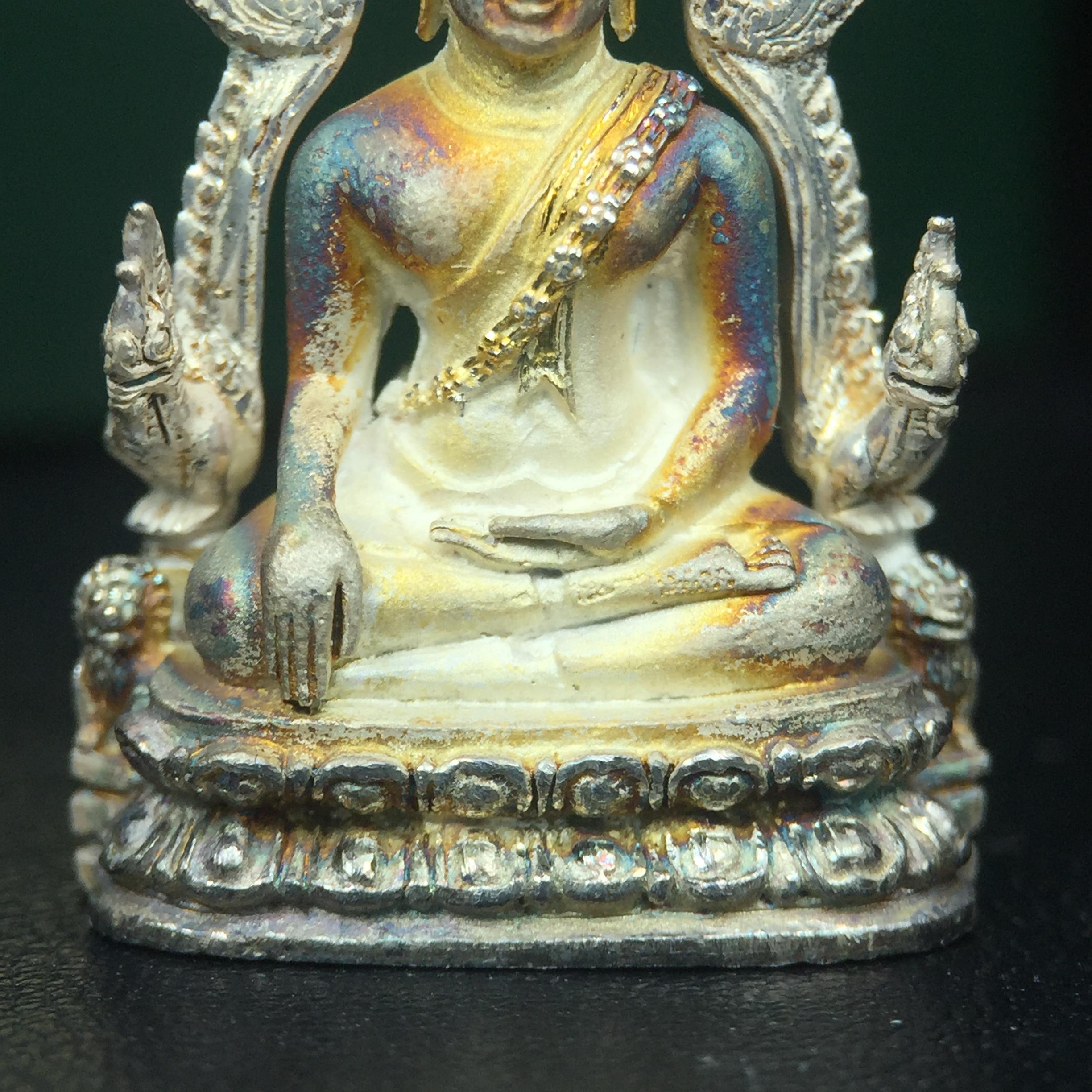 พระพุทธชินราช รุ่นมหาลาภ พิธีพุทธาภิเษกวัดพระศรีรัตนมหาธาตุวรมหาวิหาร จ.พิษณุโลก ปี 2540 เนื้อเงินบริสุทธิ์ 99.9% (นวลเงา)(สภาพผิวเดิมขึ้นสีรุ้ง สวยมากๆเสน่ห์พระเนื้อเงิน สีสันที่ธรรมชาติสรรค์สร้าง) พร้อมกล่องบรรจุเดิม (องค์หมายเลข 11411)(เลขกระจก)นิยม