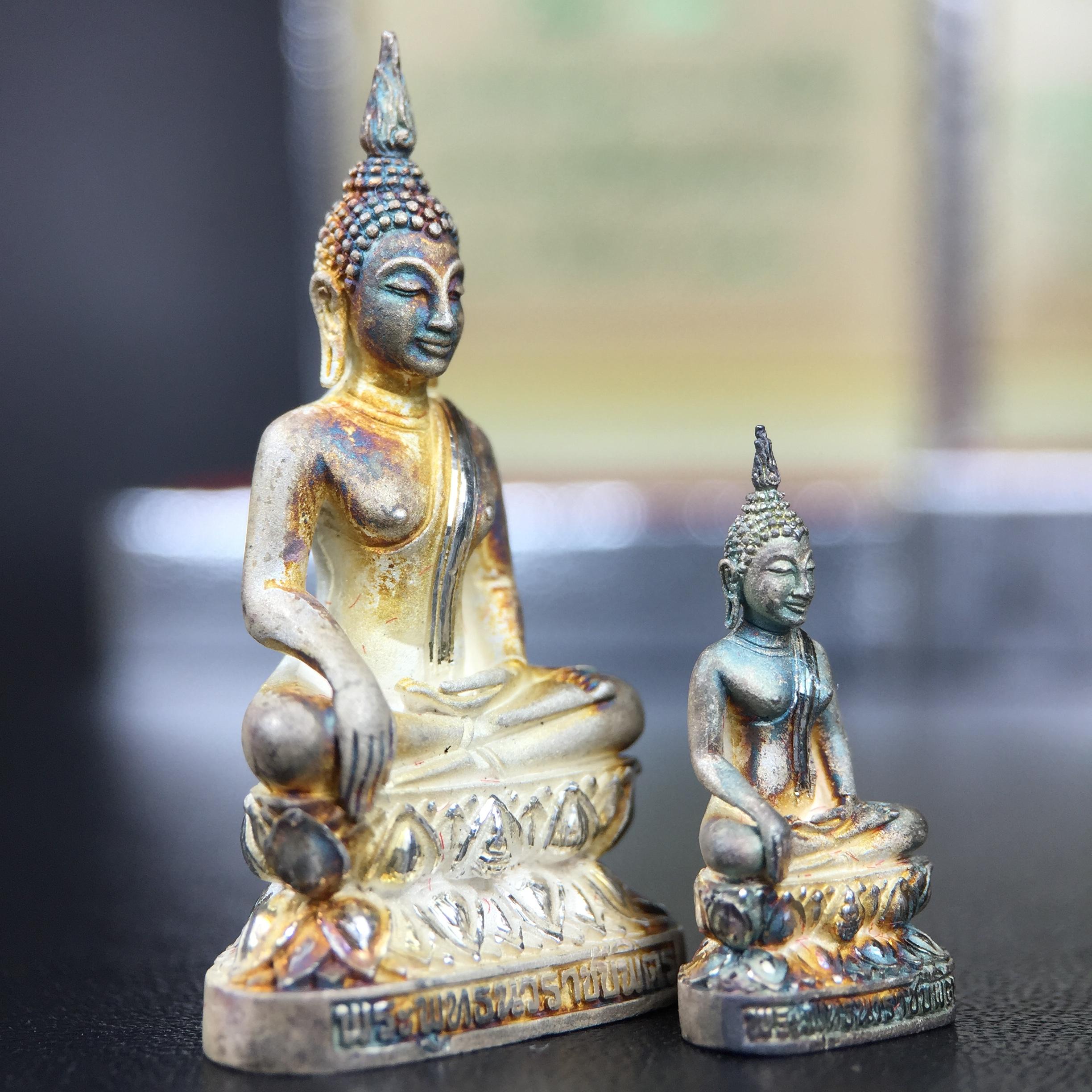 พระกริ่ง+พระชัยวัฒน์พระพุทธนวราชบพิตร ครองสิริราชสมบัติครบ 50 ปี พ.ศ.2540 เนื้อเงินผิวเดิมๆขึ้นสีรุ้งธรรมชาติแบบนิยม(หายาก)(สีสันที่ธรรมชาติสรรค์สร้าง)พร้อมกล่องบรรจุเดิมครบ(1ชุด 2 องค์)1 ใน 9500 ชุด