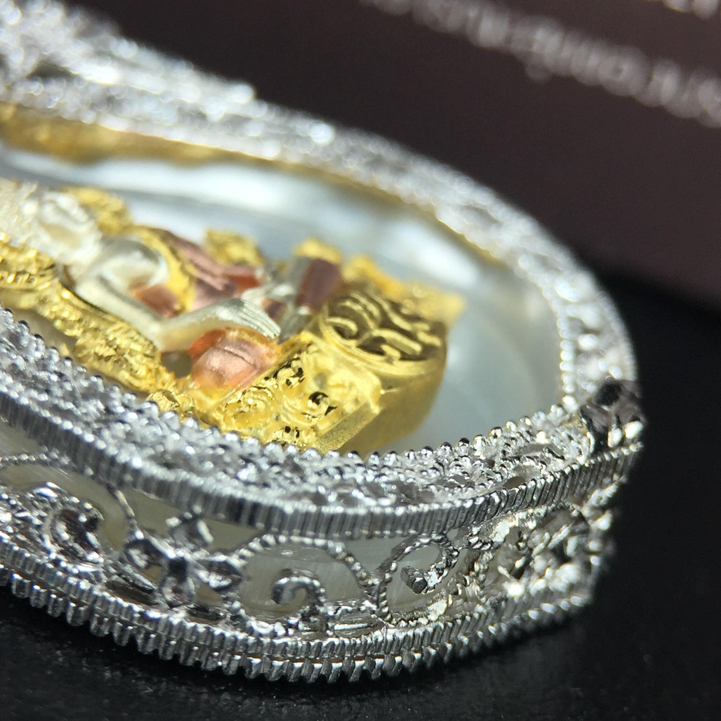 พระพุทธชินราช ภปร. โครงการ "เพราะแผ่นดินนี้ คือ แผ่นดินเกิด" ปี2548(รุ่นแรก) เหรียญทรงเสมา ขนาด 21 x 29 มม.เนื้อเงินสามกษัตริย์ องค์พระชุบสามกษัตริย์ ล้อมด้วยกรอบเงินชุบทองคำขาวสลักเสลาเป็นลวดลายละเอียดอ่อน ส่วนพื้นองค์พระเป็นเปลือกหอยมุขงดงาม