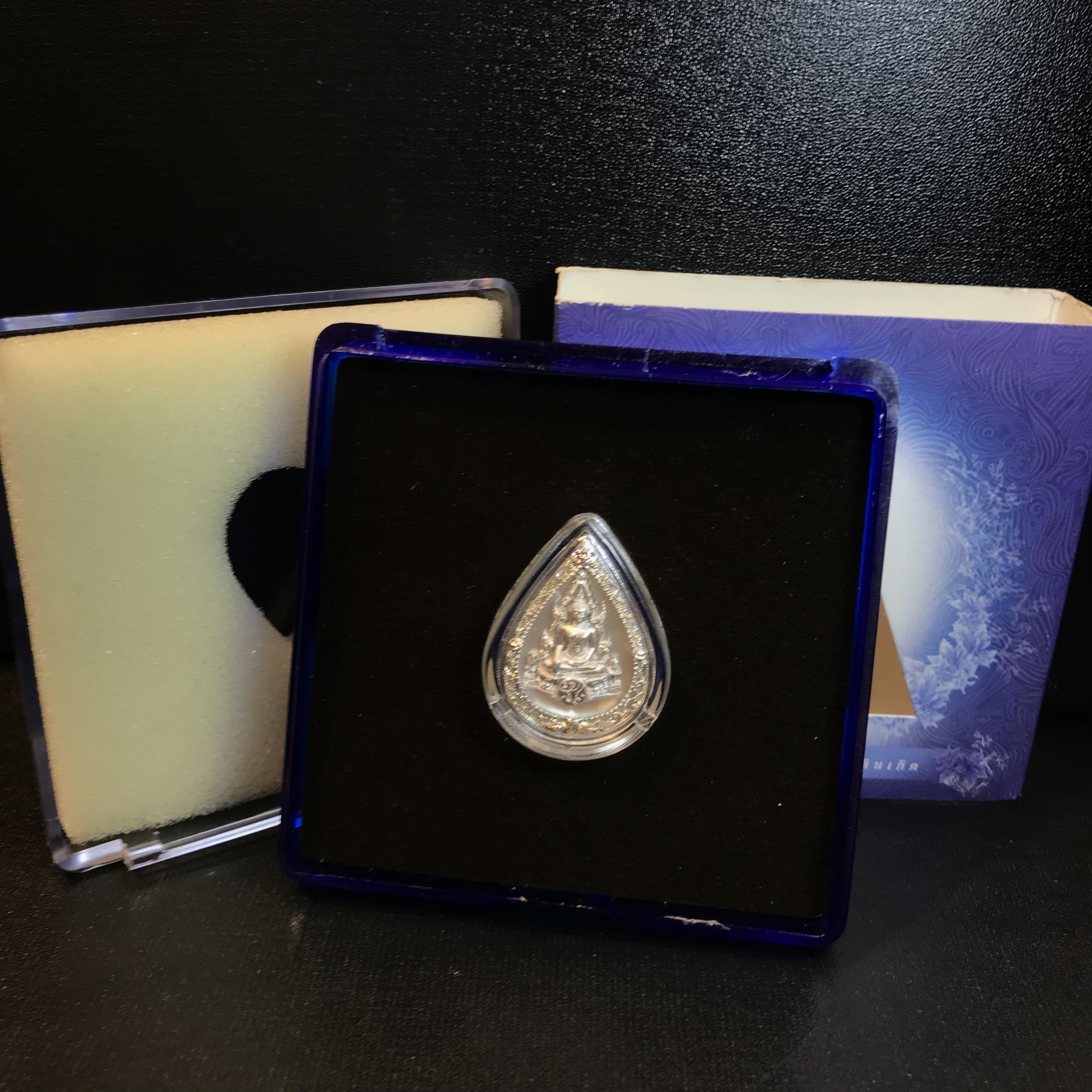 เหรียญพระพุทธชินราช ภปร. รูปหยดน้ำ โครงการ เพราะแผ่นดินนี้คือแผ่นดินเกิด เนื้อเงินชุบทองคำขาวปี2551 (ขนาด 21 x 29 มม.) (สวยงามหายาก)1ใน5000องค์