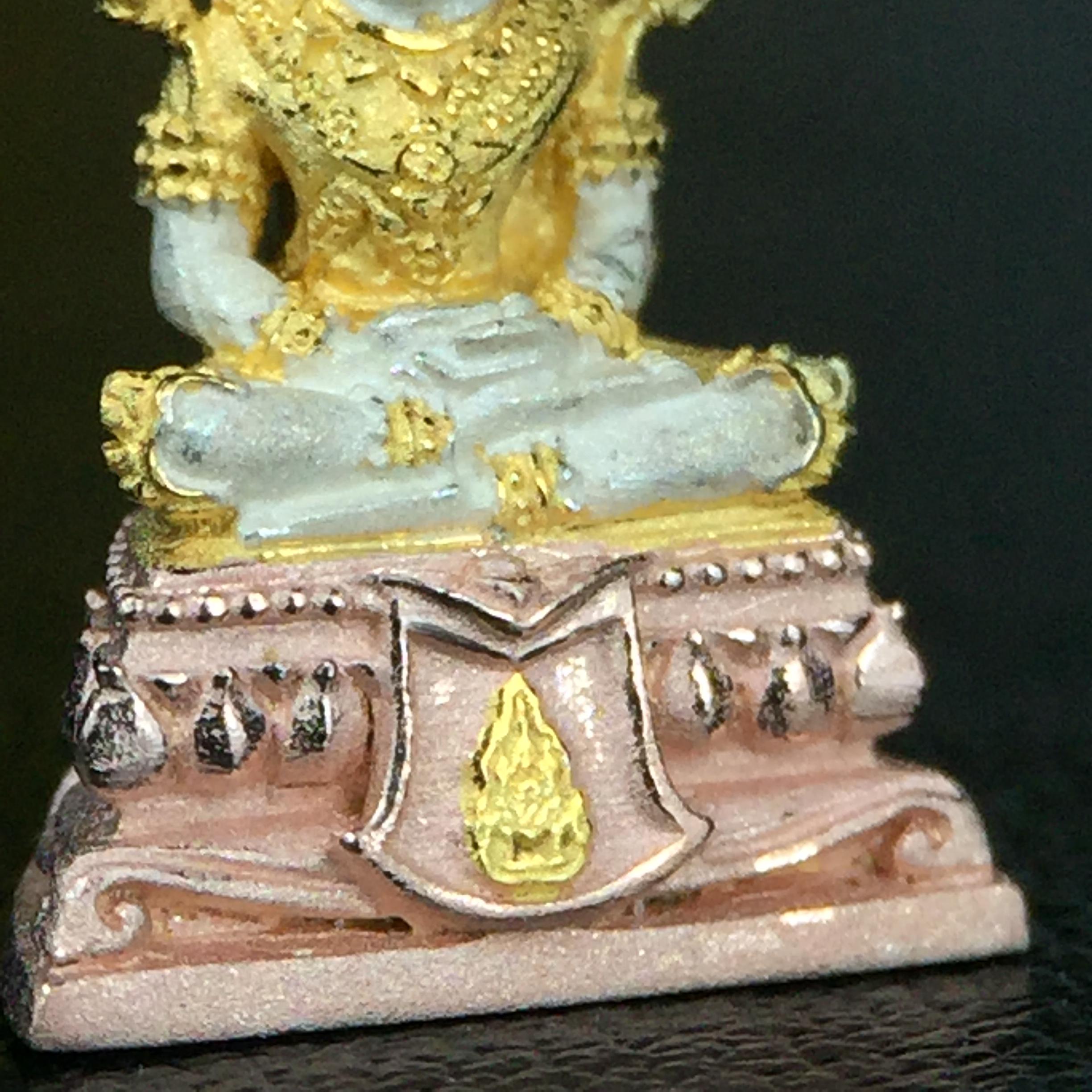 พระแก้วมรกต(จำลอง)ลอยองค์ ขนาดหน้าตัก 1/4 นิ้ว ทรงเครื่องฤดูร้อน เนื้อเงินสามกษัตริย์ ตราสัญลักษณ์ฉลองสิริราชสมบัติครบ 60 ปี พ.ศ.2549(สภาพสวย ครบ สมบูรณ์)