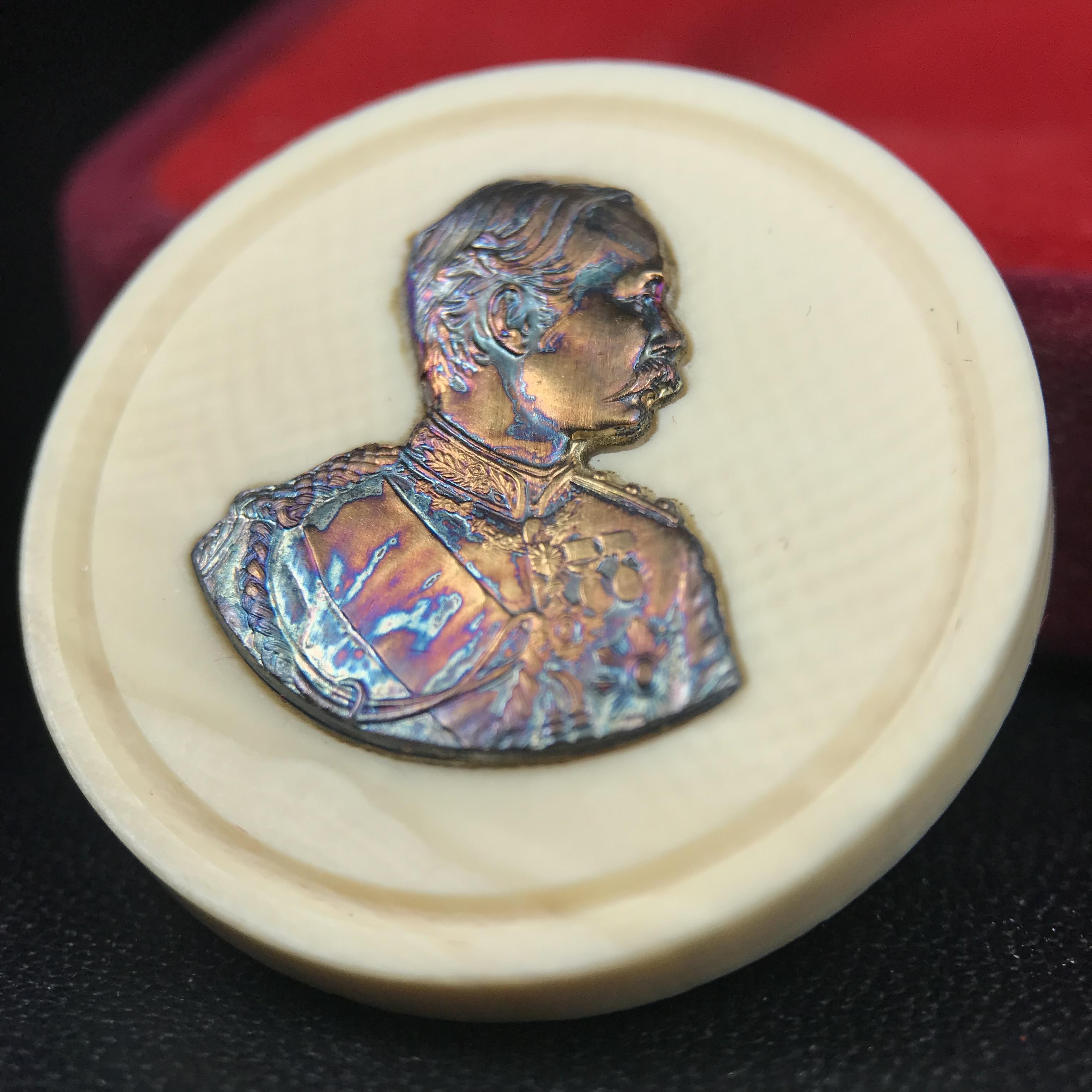 เหรียญรัชกาลที่ 5 คชสารหมื่นปี หลวงพ่ออุตตมะ วัดวังก์วิเวการาม ปี 2540 พิมพ์ใหญ่ขนาด 3.0 ซม. หน้ากากทองคำบริสุทธิ์ 99.99% (ผิวสวยเดิมขึ้นรุ้งงดงามธรรมชาติ)พร้อมกล่องบรรจุเดิมครบ(ควรคู่ผู้รู้คุณค่า ด้วยวัตถุมงคล เสริมบุญญาบารมี)