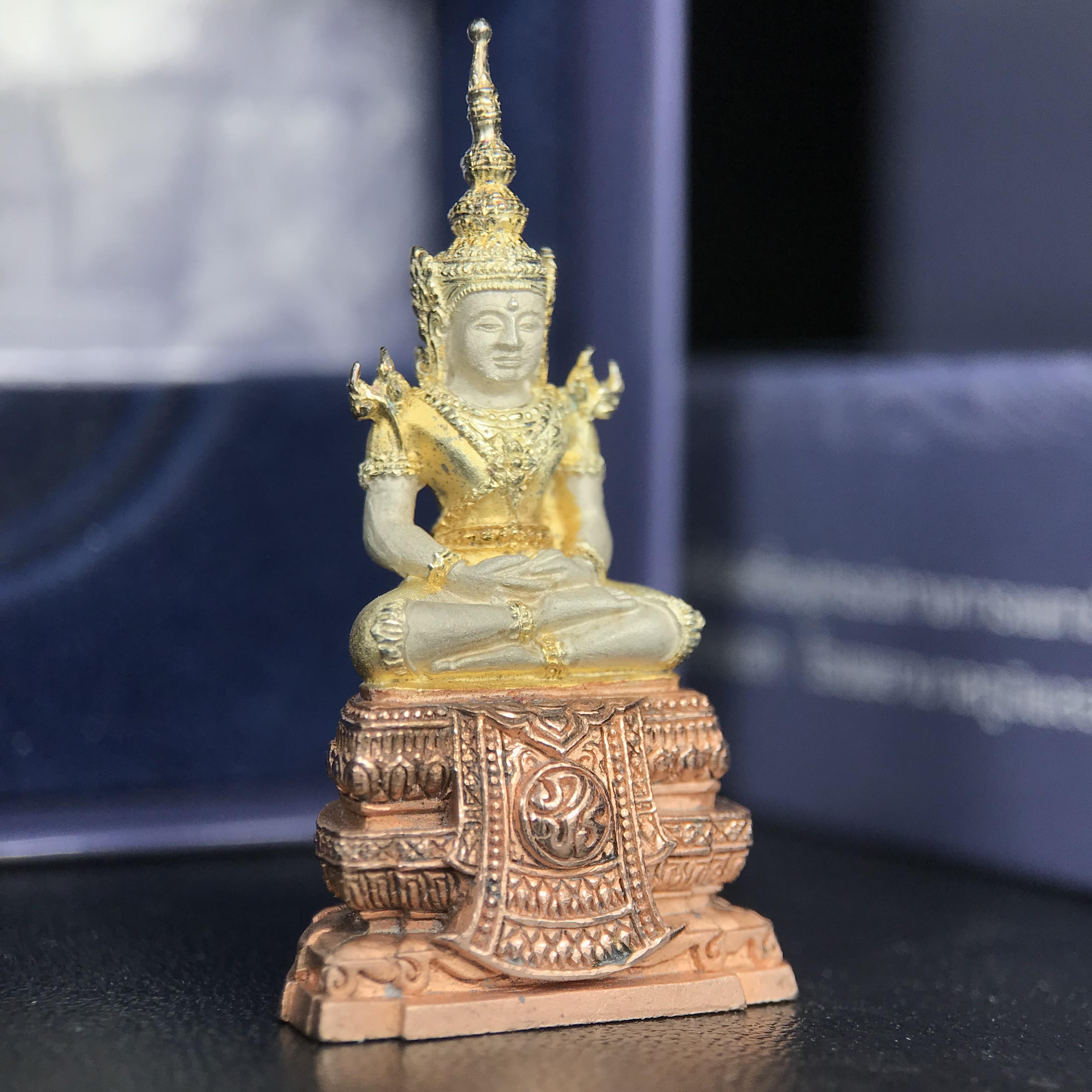 พระแก้วมรกต ภปร. ปี 2547 จัดสร้างโดยโรงพยาบาลภูมิพลอดุลยเดช เนื้อเงิน(3 กษัตริย์) ลอยองค์ หน้าตัก 1/2 นิ้ว สูง 3.7 ซม.พิธีมหามังคาภิเษก ณ พระอุโบสถวัดพระศรีรัตนศาสดาราม(วัดพระแก้ว) งดงามทรงคุณค่าอีกหนึ่งรุ่นยอดนิยม หายาก(องค์หมายเลข ๑๔๑๔)