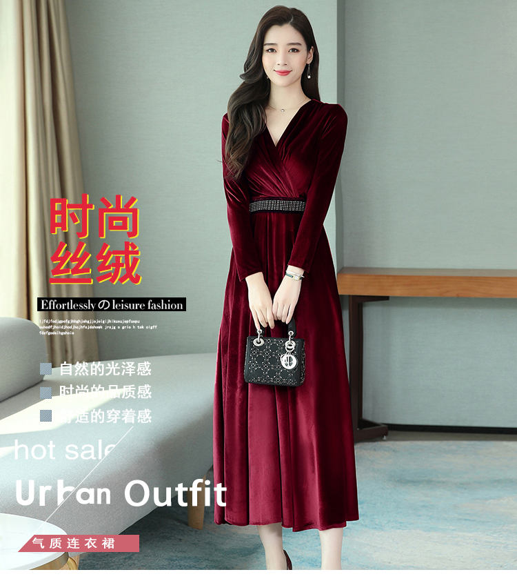 ชุดเดรสสั้นผ้ากำมะหยี่สีแดงเลือดนก คอวีป้าย แขนยาว กระโปรงทรงเอ ตกแต่งเข็มขัดสีดำประดับคริสตัล สวยดูดี