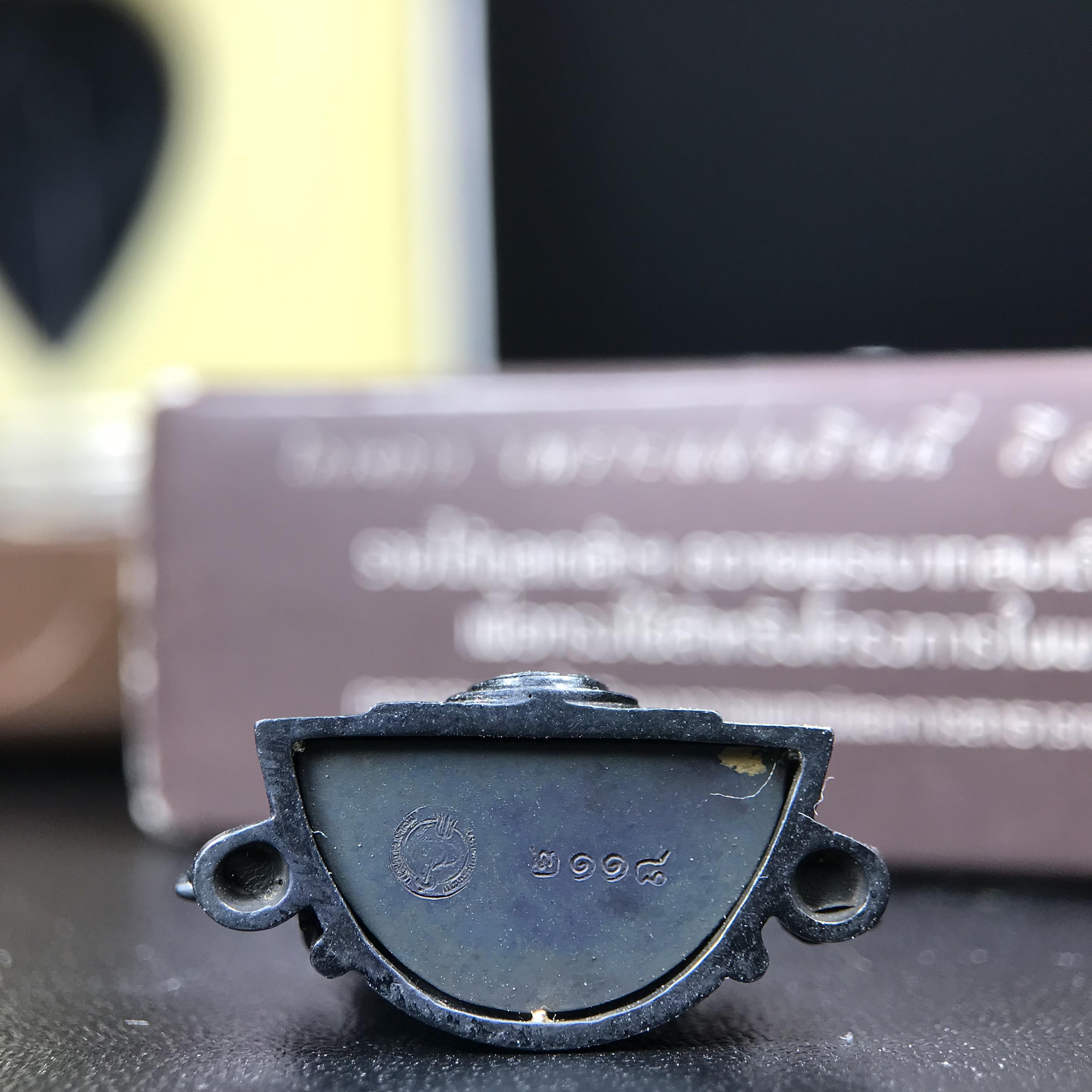 พระพุทธชินราช ภปร. โครงการ "เพราะแผ่นดินนี้ คือ แผ่นดินเกิด" ปี2548(รุ่นแรก) ลอยองค์ หน้าตัก 1/2 นิ้ว(ขนาด 3.5 x 2.5 ซม.) เนื้อเงินรมดำ(พุทธศิลป์จำลองเมื่อครั้งลอกทอง ครั้งที่3 เมื่อปี2547 ร้อยปีจะมีสักครั้ง "พระพุทธชินราชองค์ดำ")