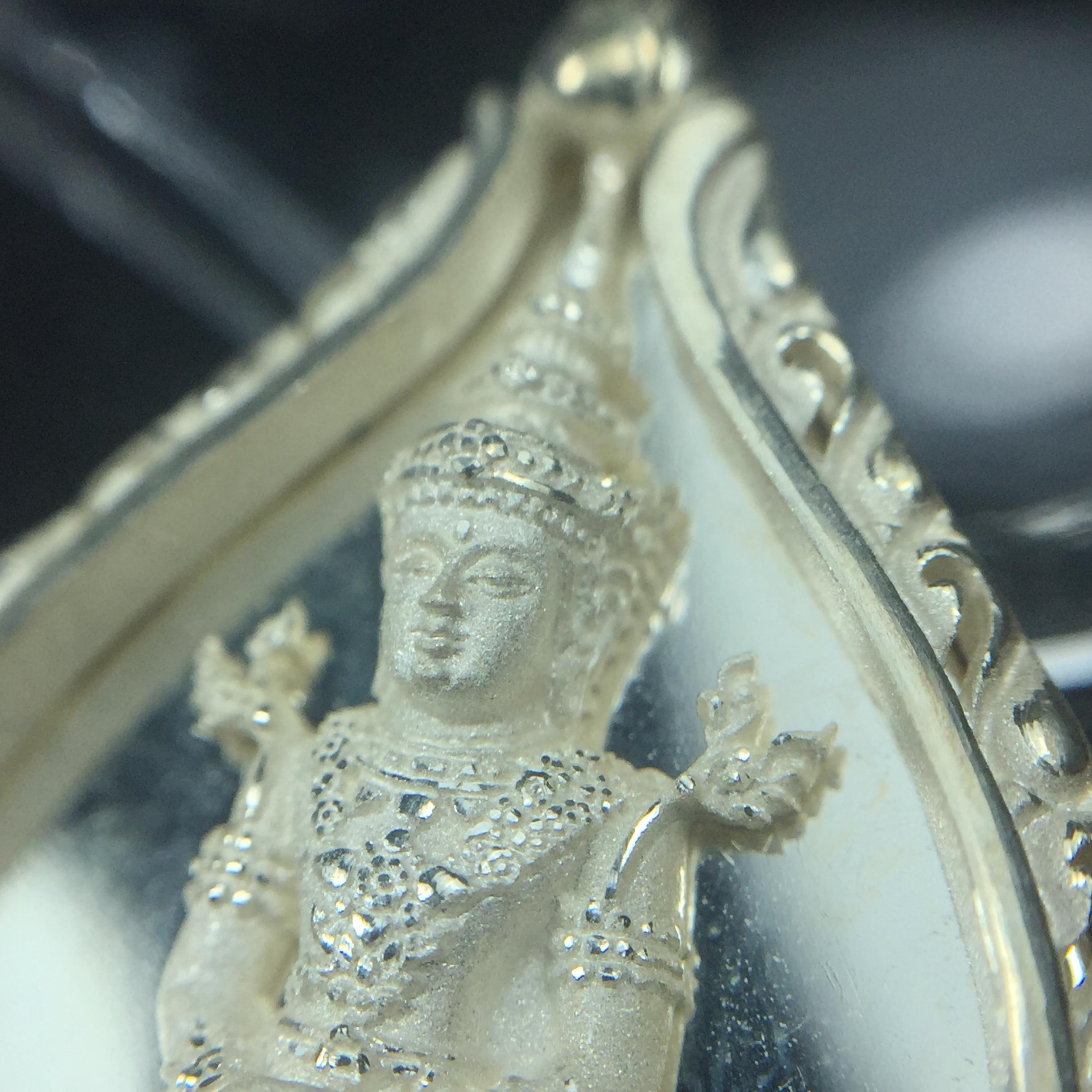 พระแก้วมรกต ภปร. ปี2547 จัดสร้างโดย รพ.ภูมิพลฯ เนื้อเงิน เหรียญทรงดอกบัว(1ใน3000องค์)