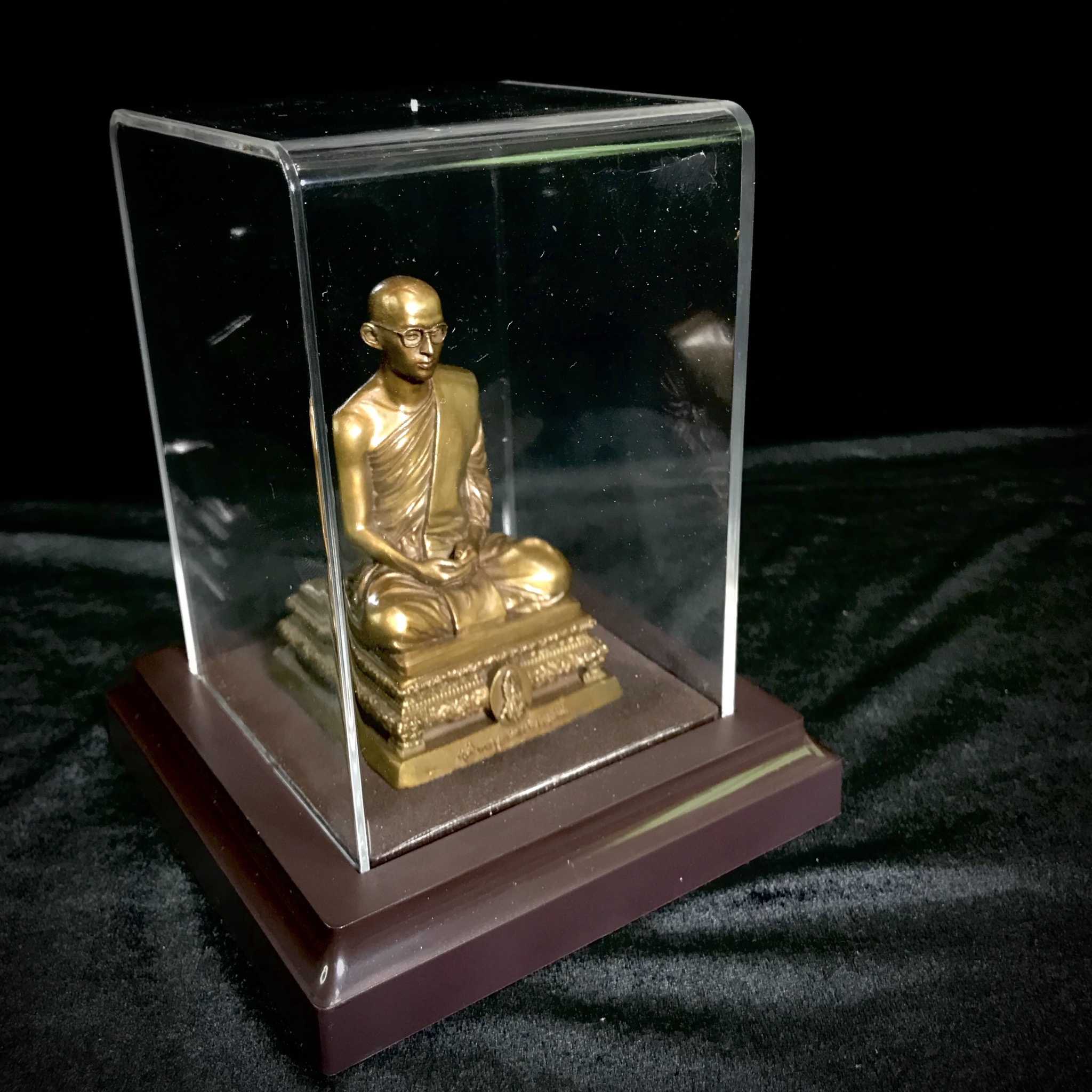 พระบรมรูปพระบาทสมเด็จพระเจ้าอยู่หัวรัชกาลที่9 ทรงผนวช(หน้าตัก2นิ้ว) เนื่องในโอกาสมหามงคลเฉลิมพระชนมพรรษา 7 รอบ 84 พรรษา 5 ธันวาคม 2554 (ใต้ฐานบรรจุผงจิตรลดามหามงคล และเส้นพระเจ้า ร.9)(คัดสภาพสวย แบบนิยม พร้อมครอบเดิม)(หายาก)